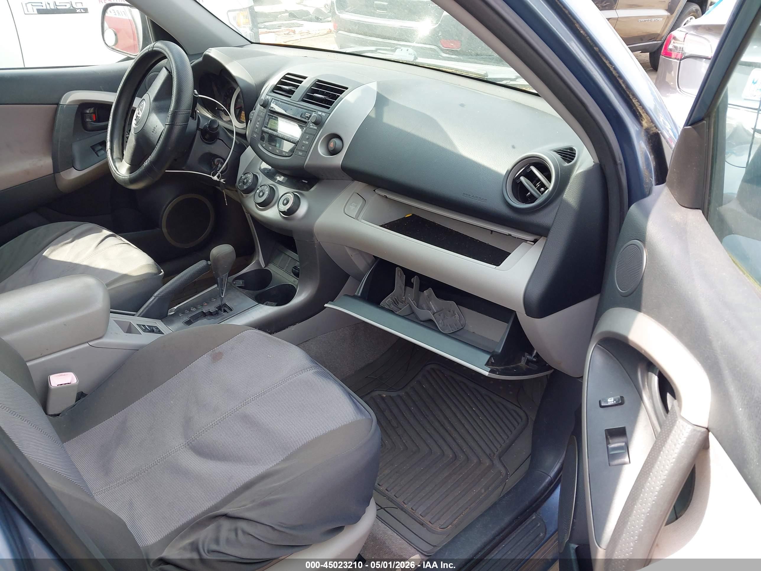 TOYOTA RAV4 image 5