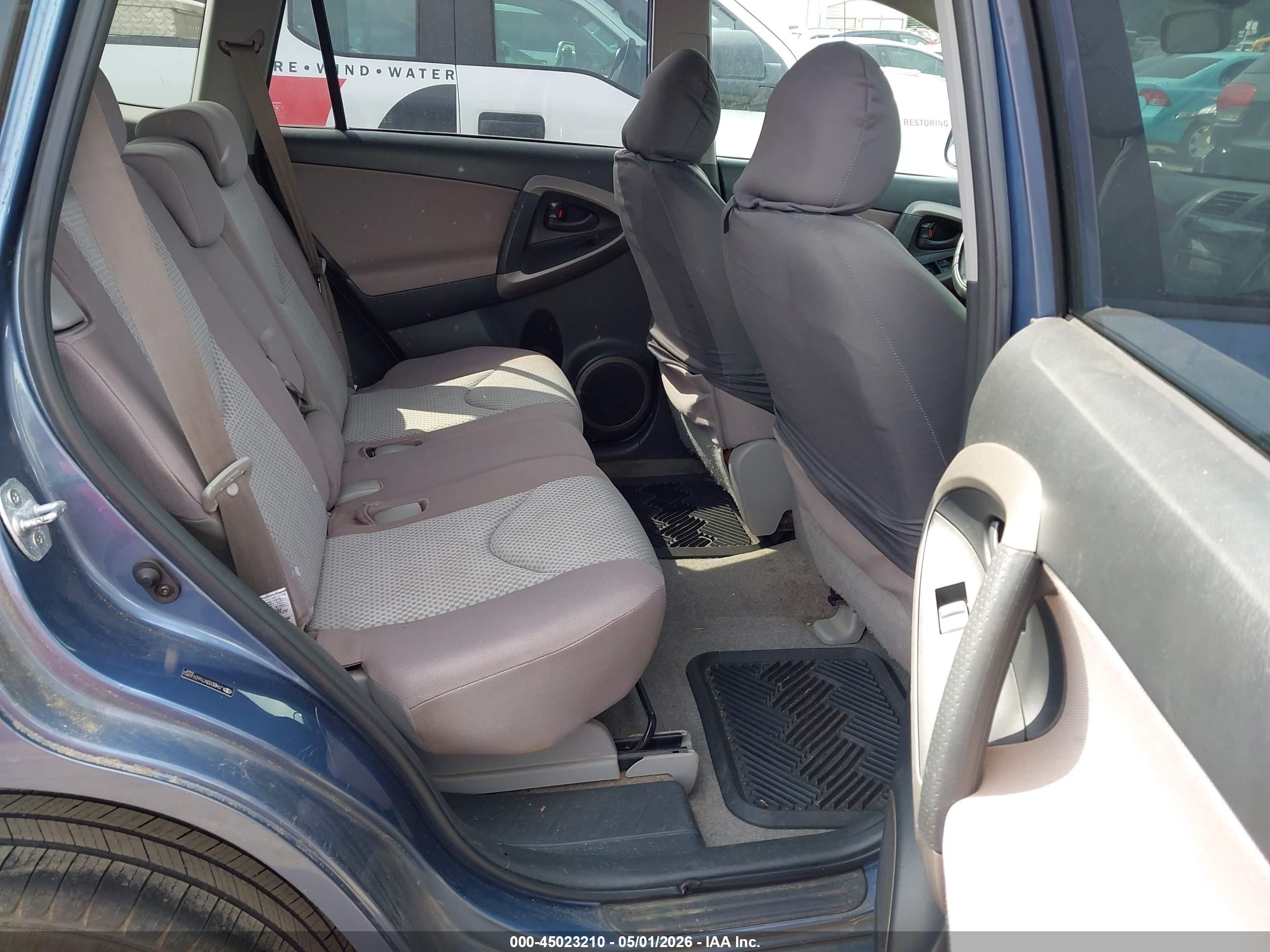 TOYOTA RAV4 image 8