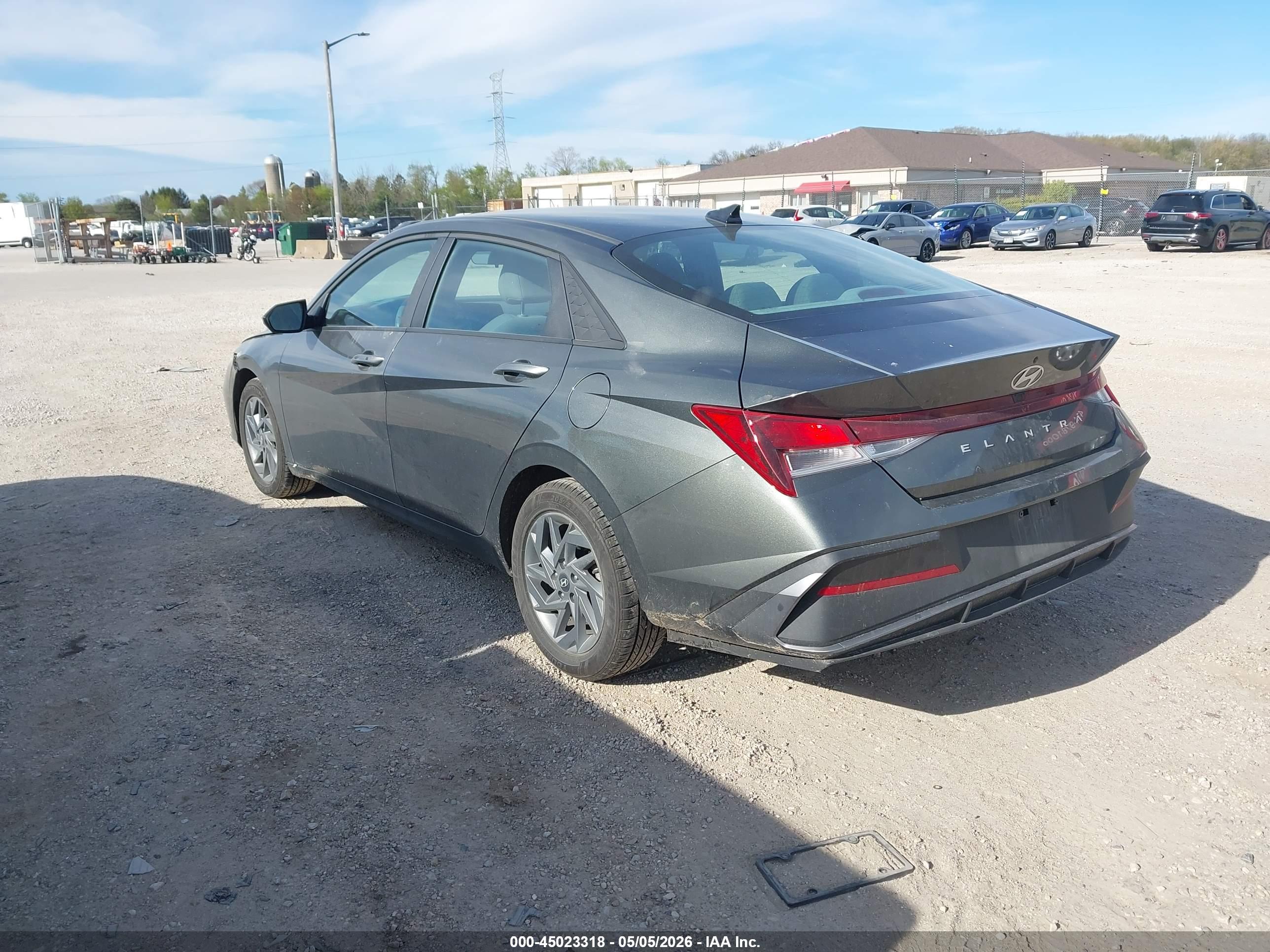 HYUNDAI ELANTRA image 3