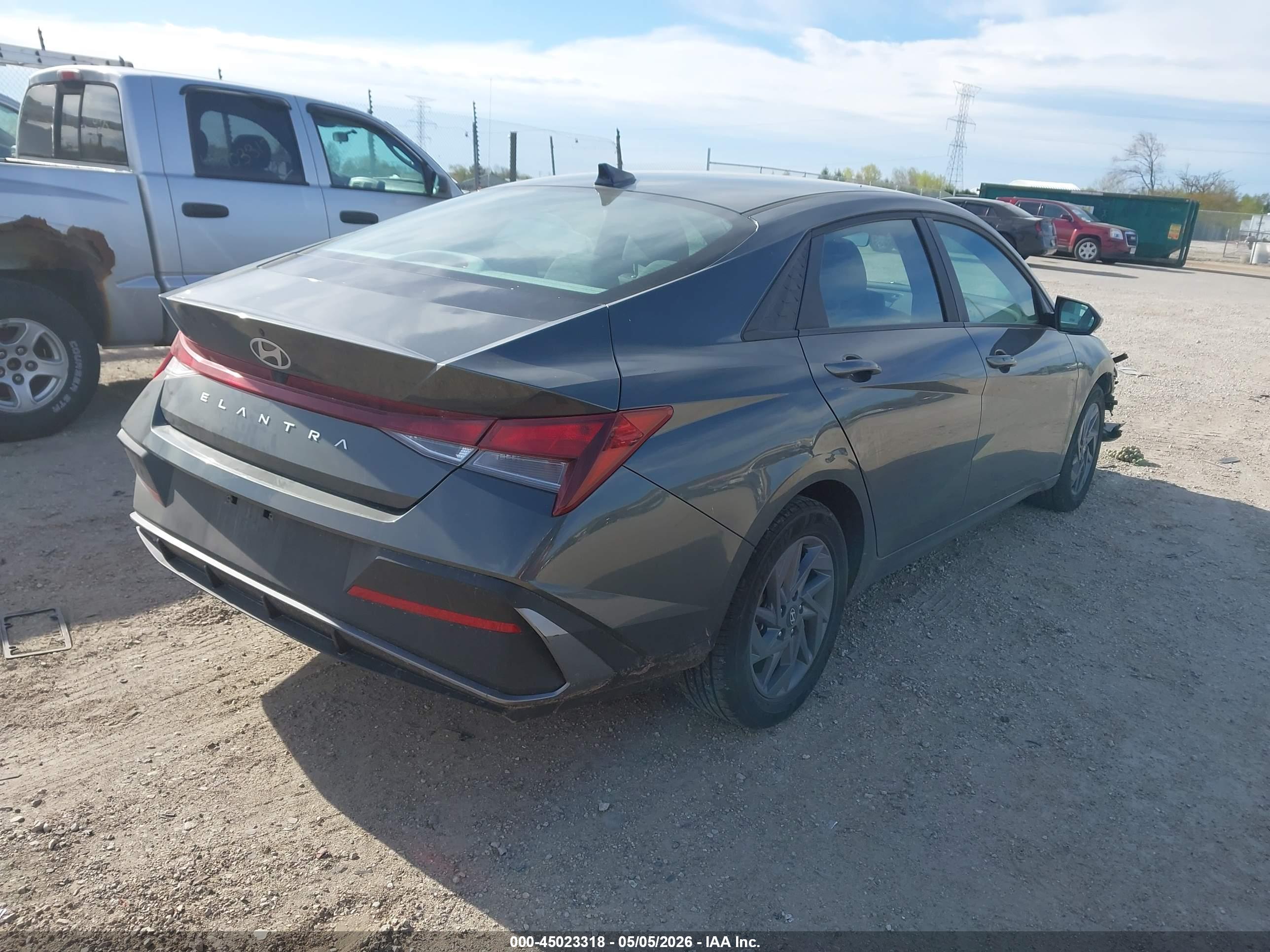 HYUNDAI ELANTRA image 4