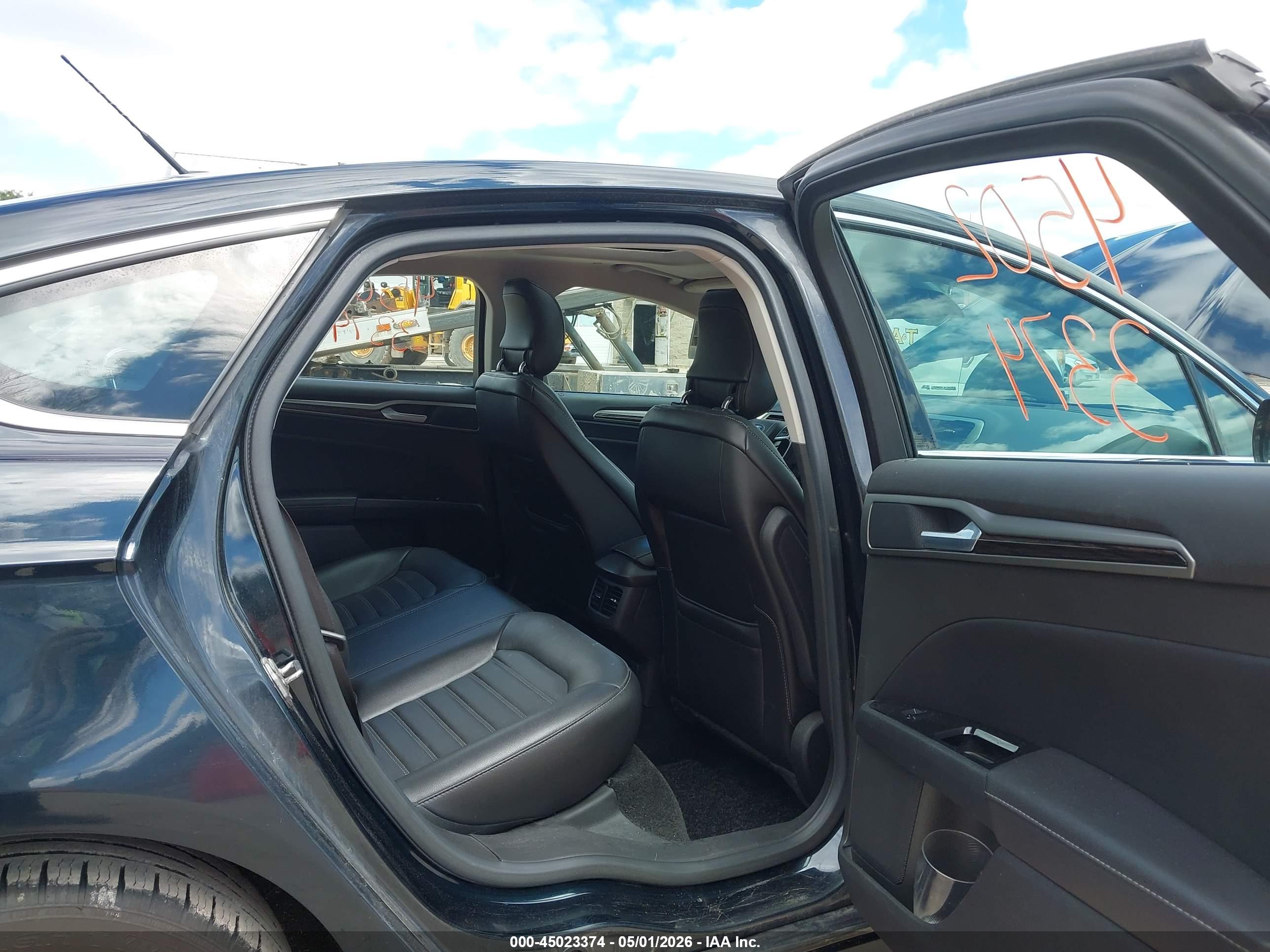 FORD FUSION image 8