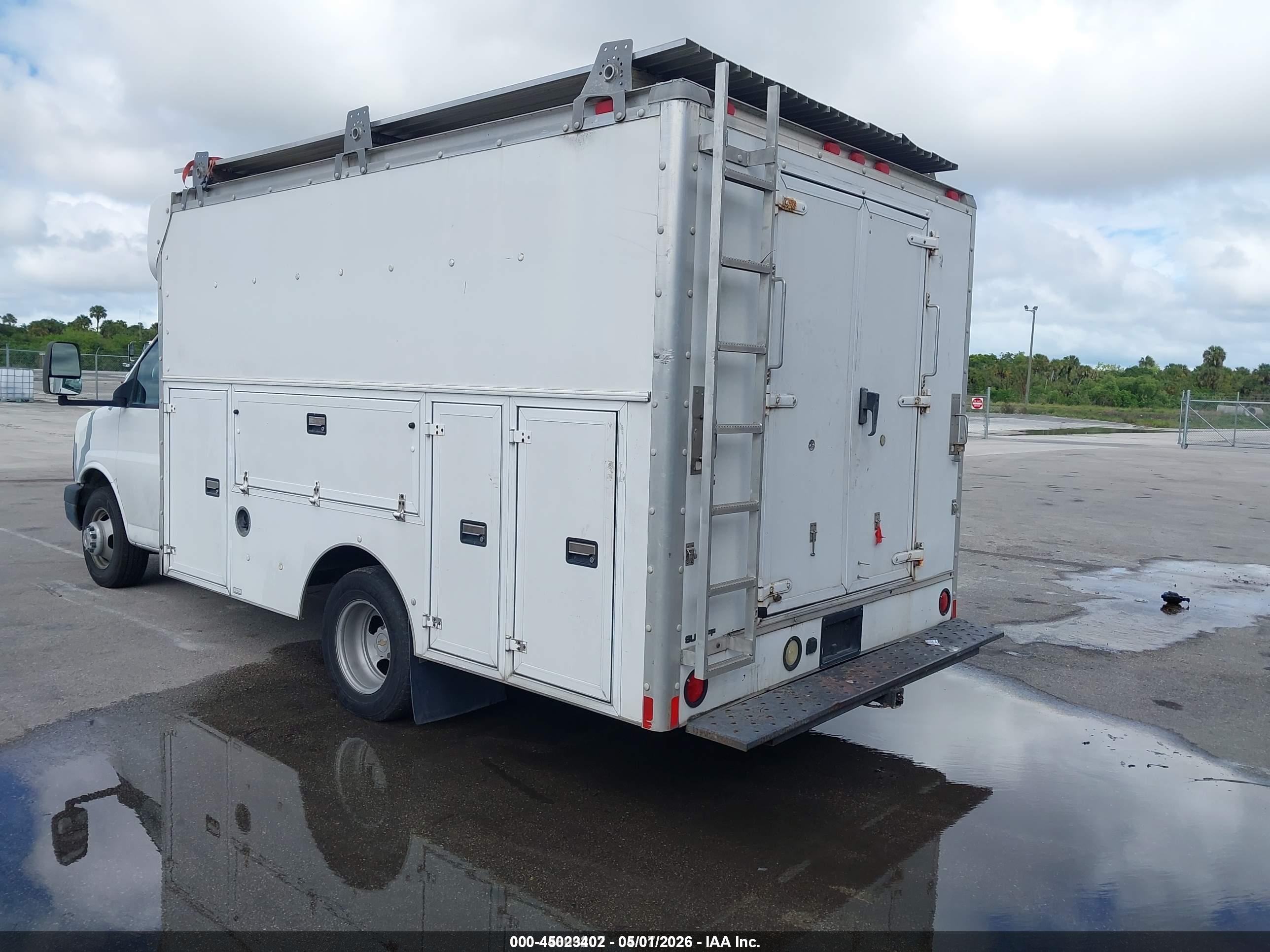 CHEVROLET EXPRESS image 3