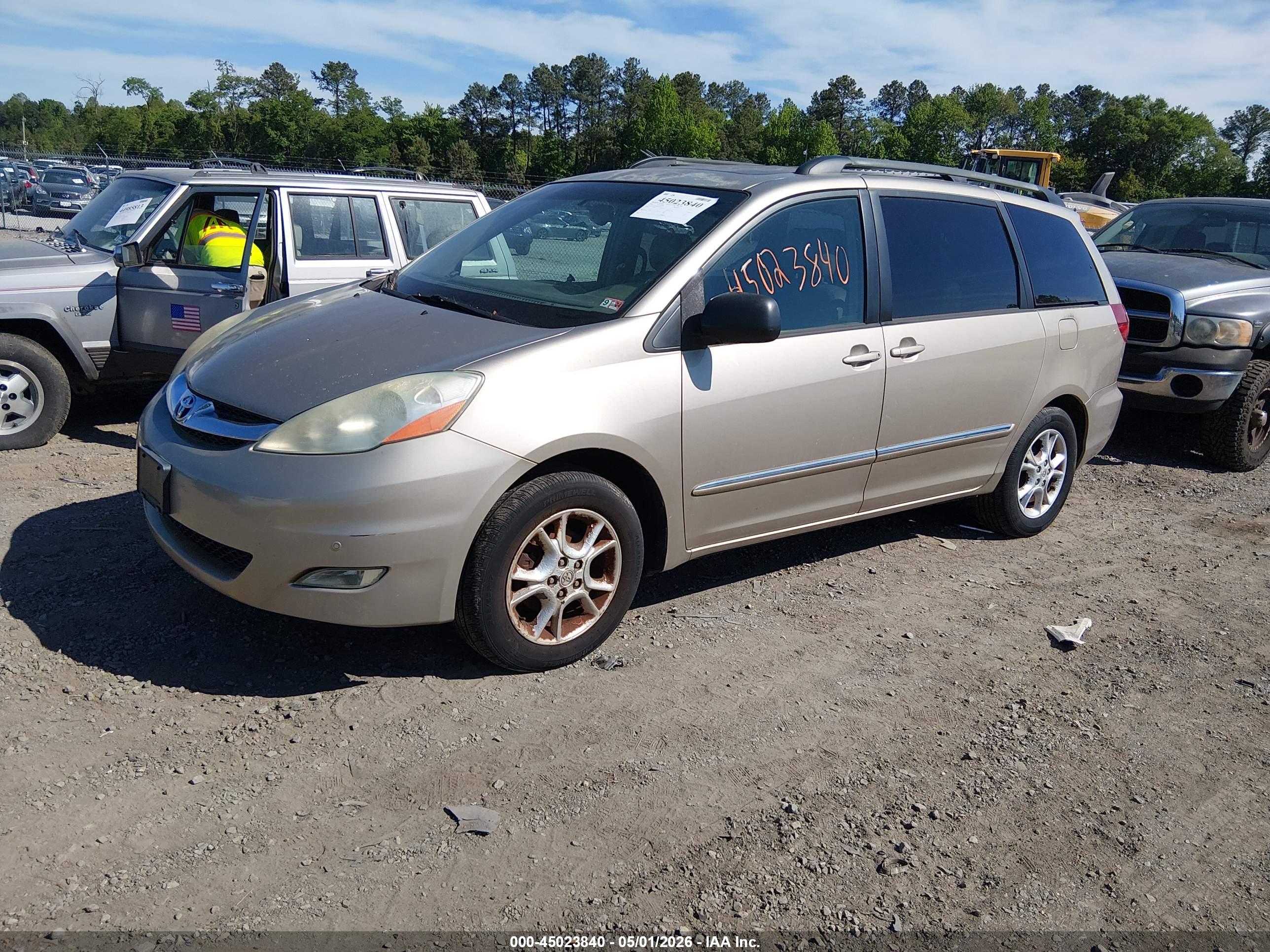 TOYOTA SIENNA image 2