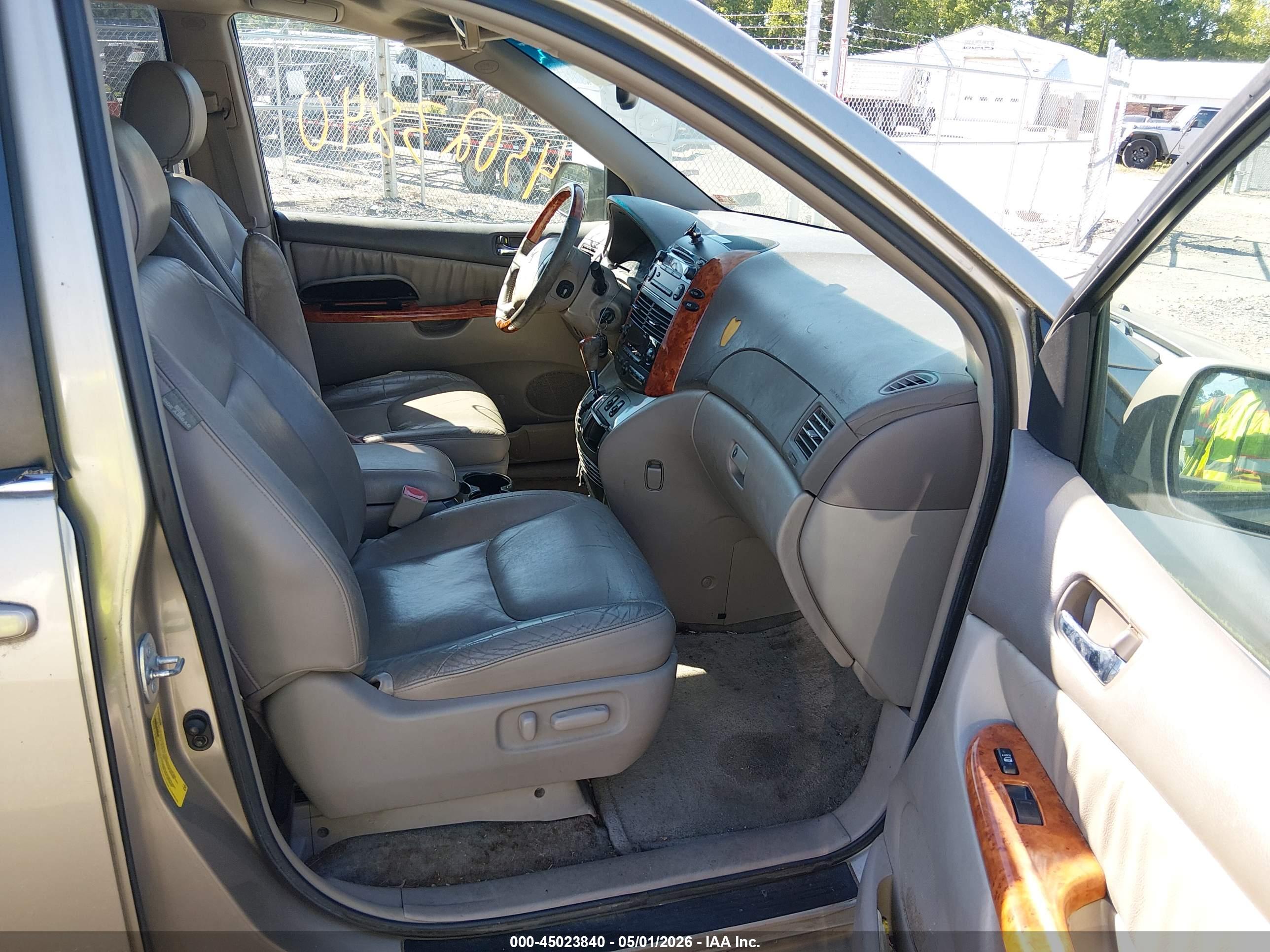 TOYOTA SIENNA image 5