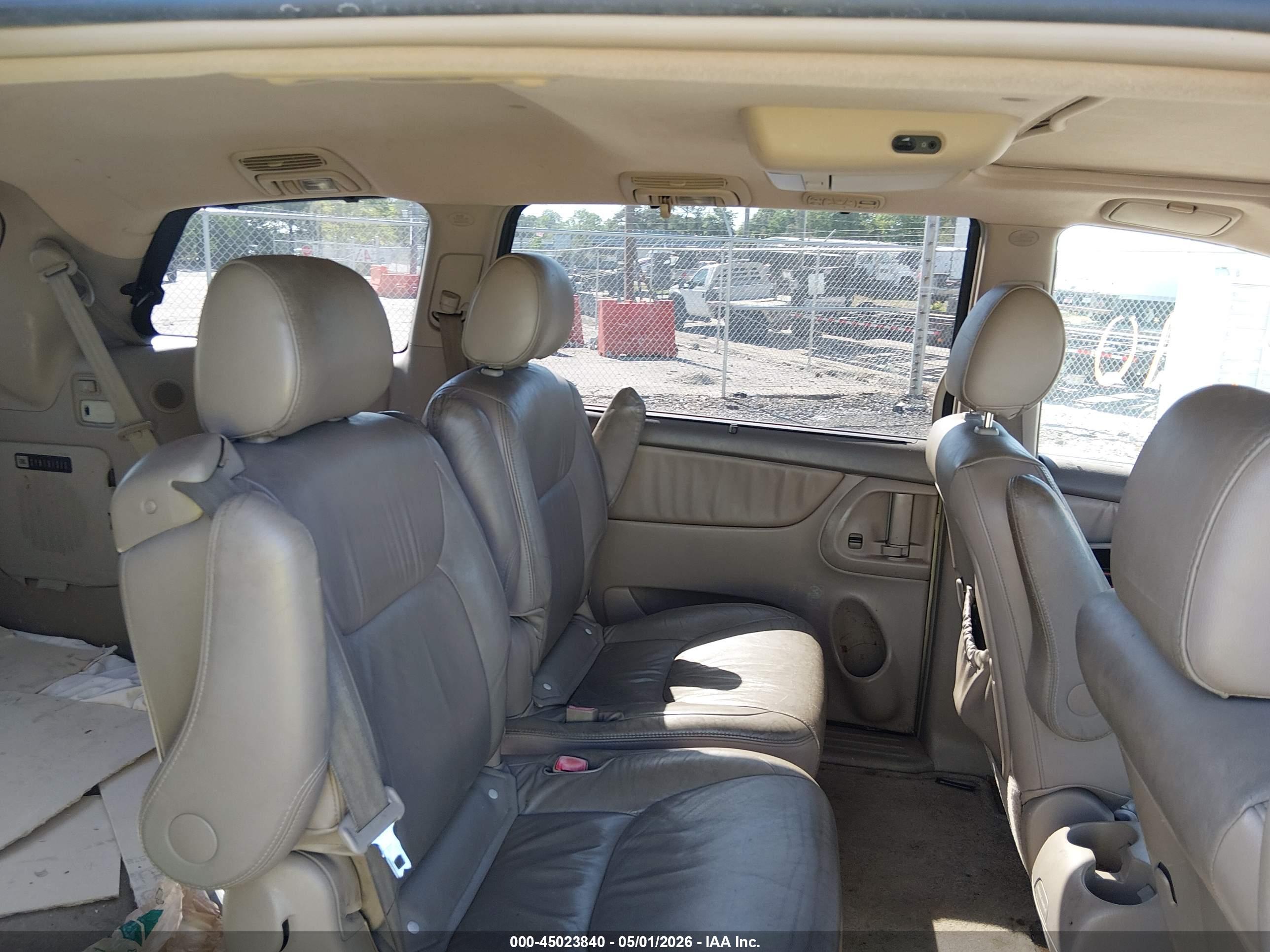 TOYOTA SIENNA image 8