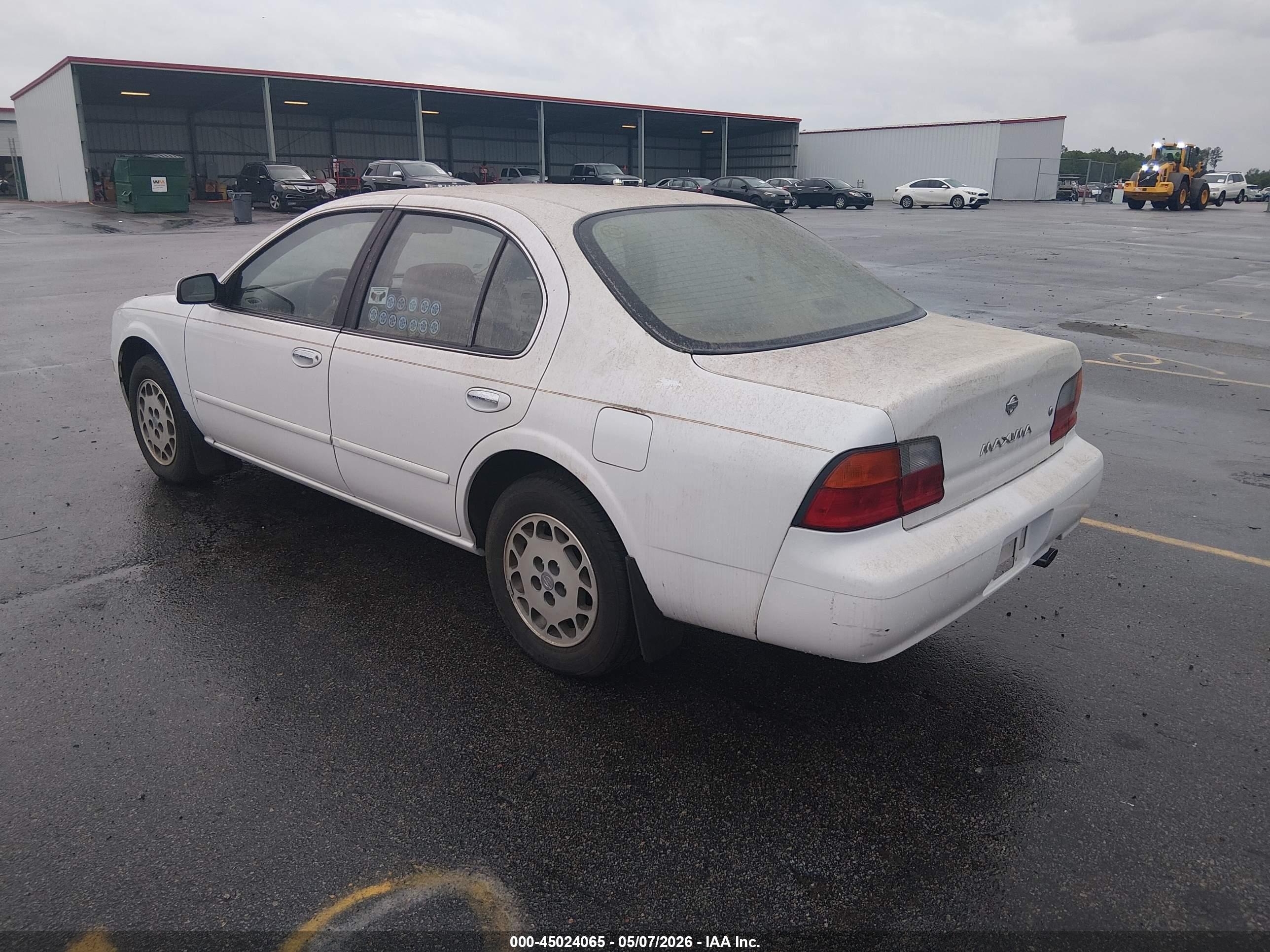 NISSAN MAXIMA image 3
