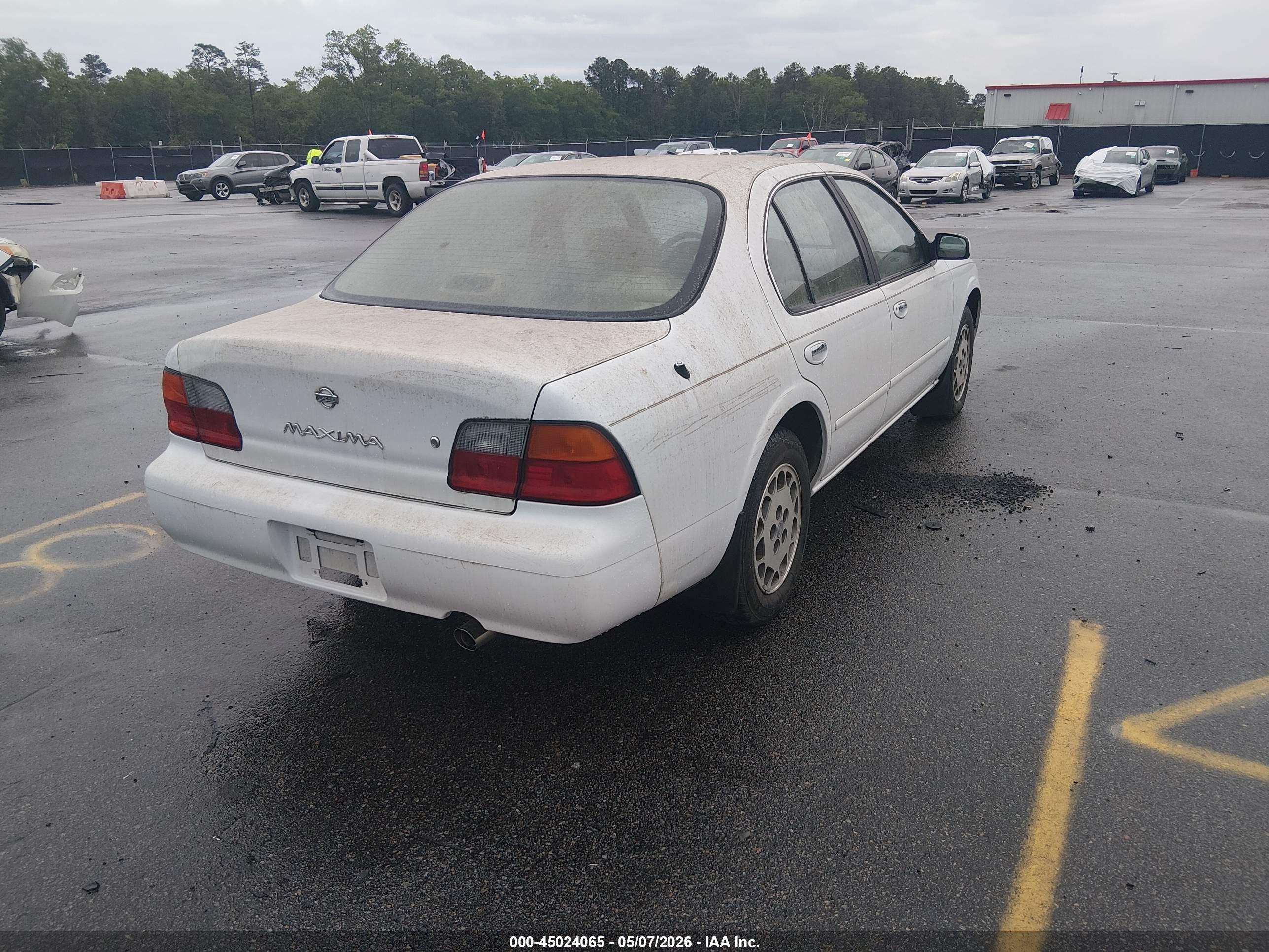 NISSAN MAXIMA image 4