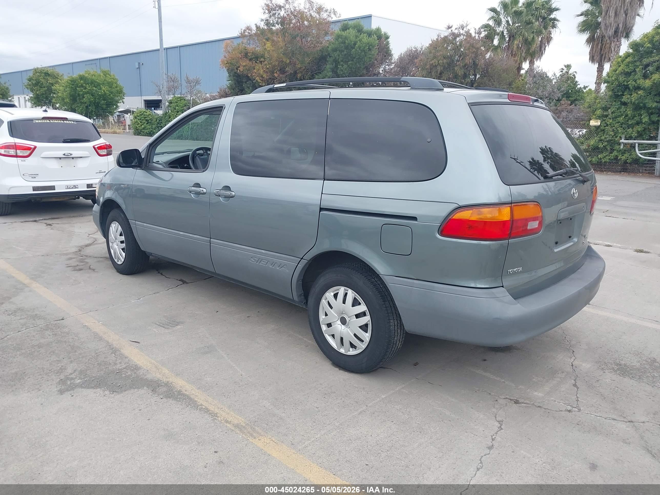 TOYOTA SIENNA image 3