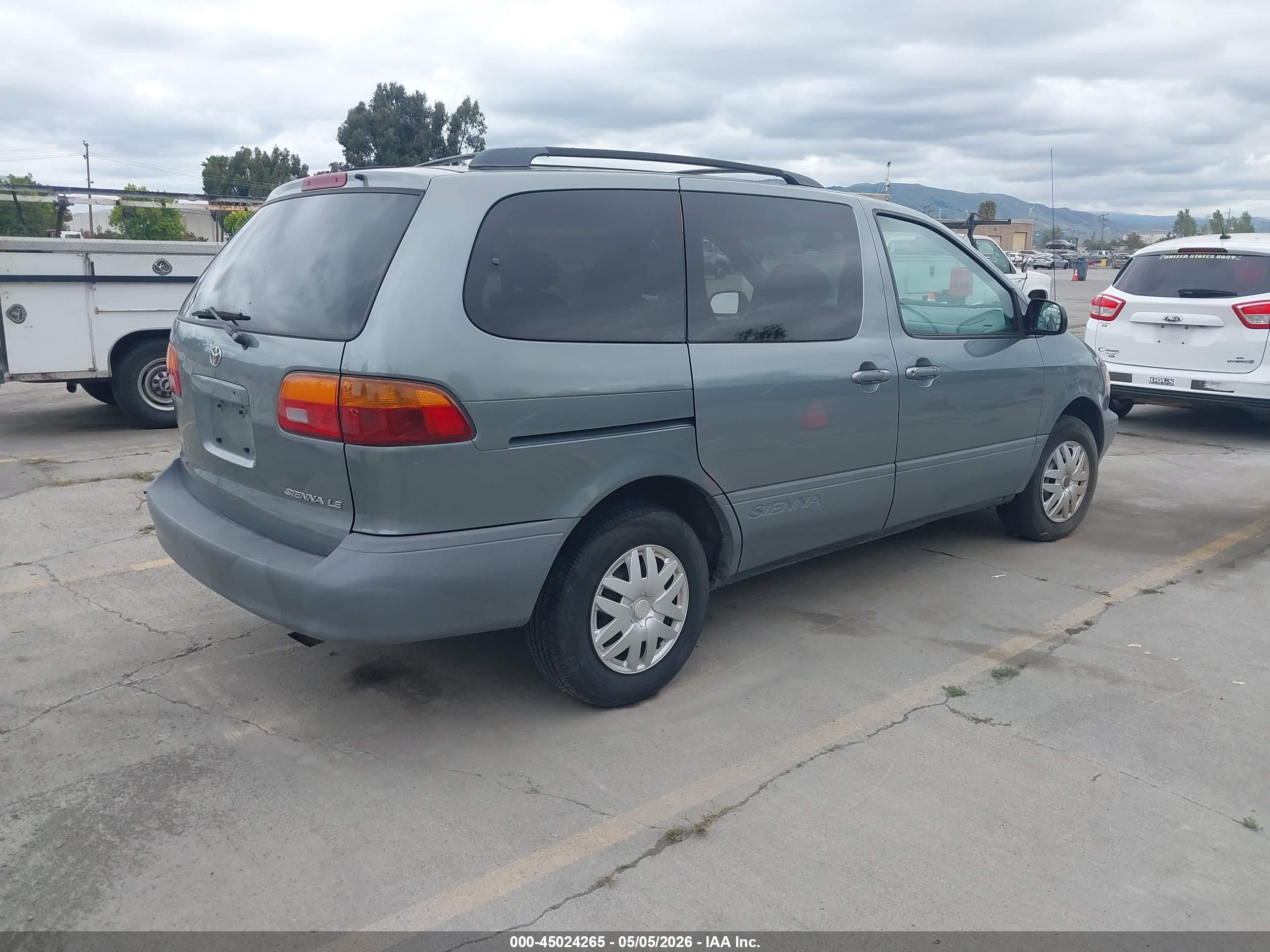 TOYOTA SIENNA image 4
