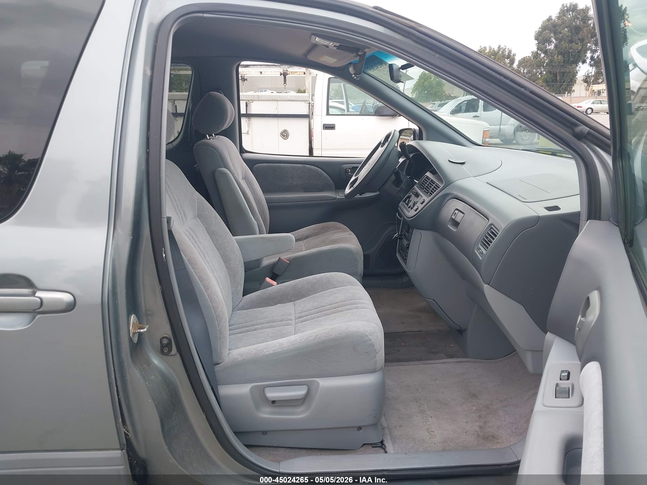 TOYOTA SIENNA image 5