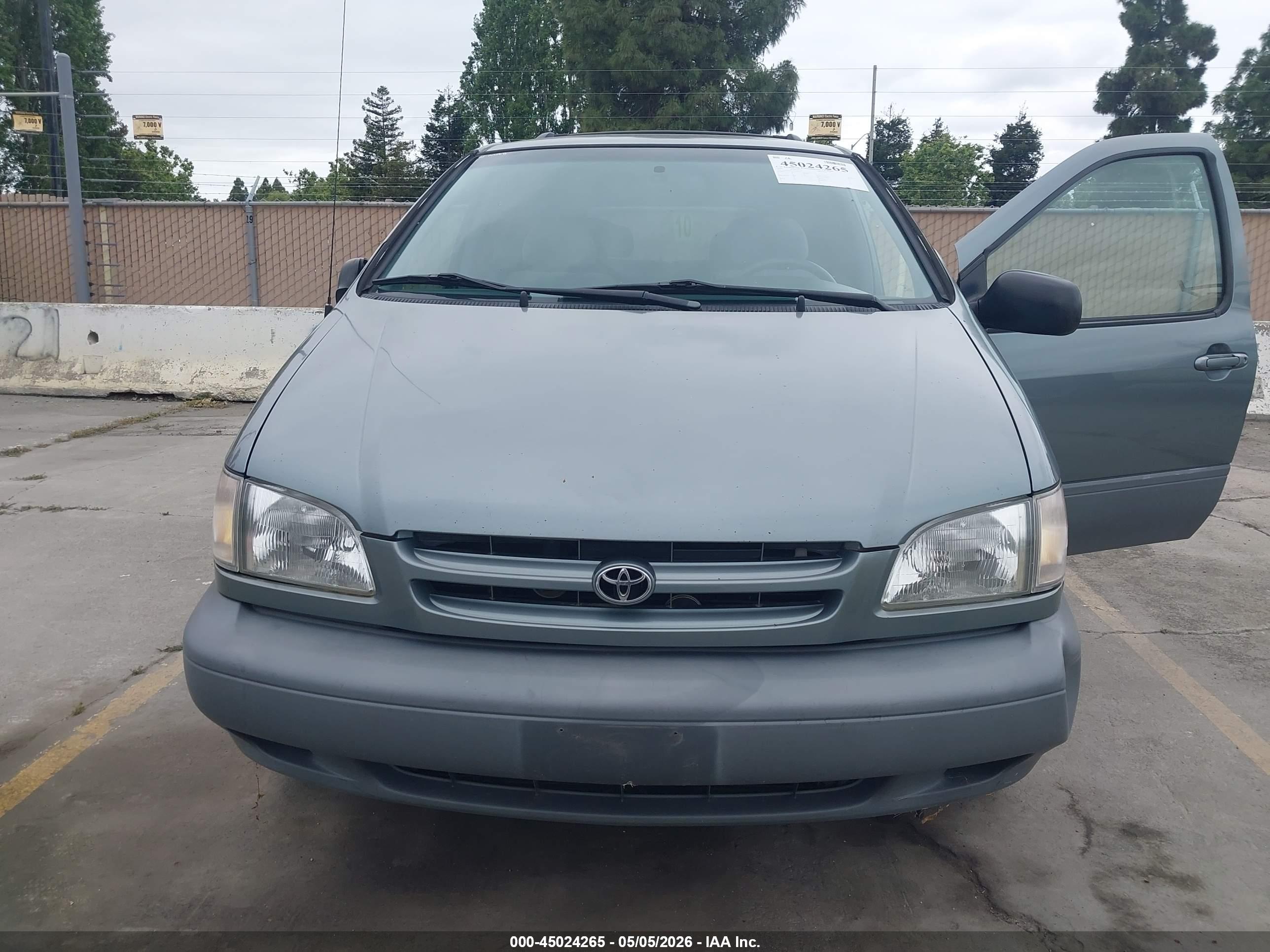 TOYOTA SIENNA image 6