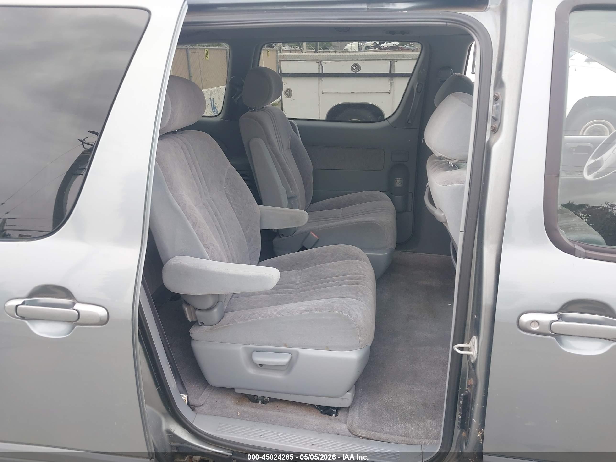 TOYOTA SIENNA image 8
