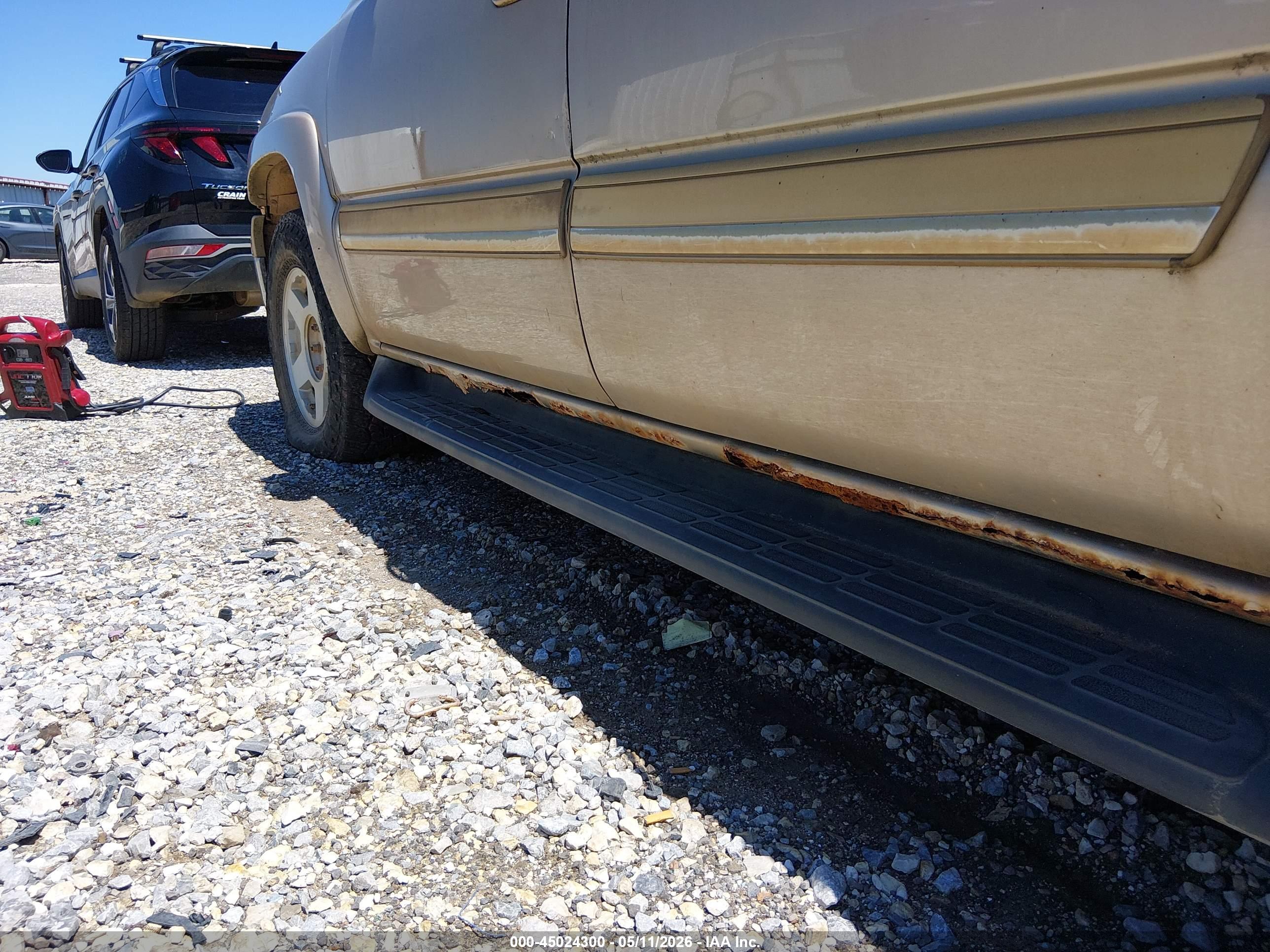 CHEVROLET SUBURBAN image 6