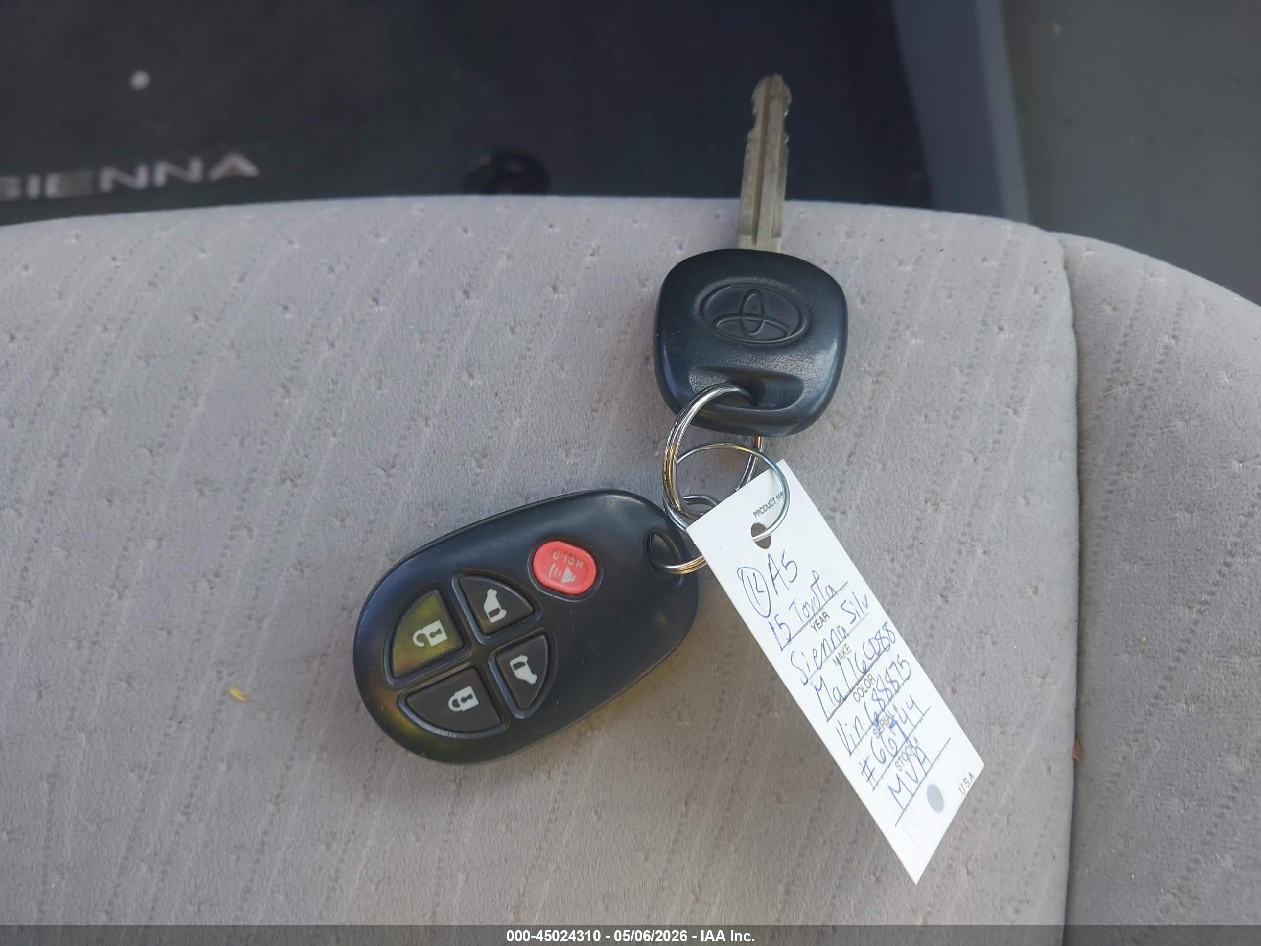 TOYOTA SIENNA image 11
