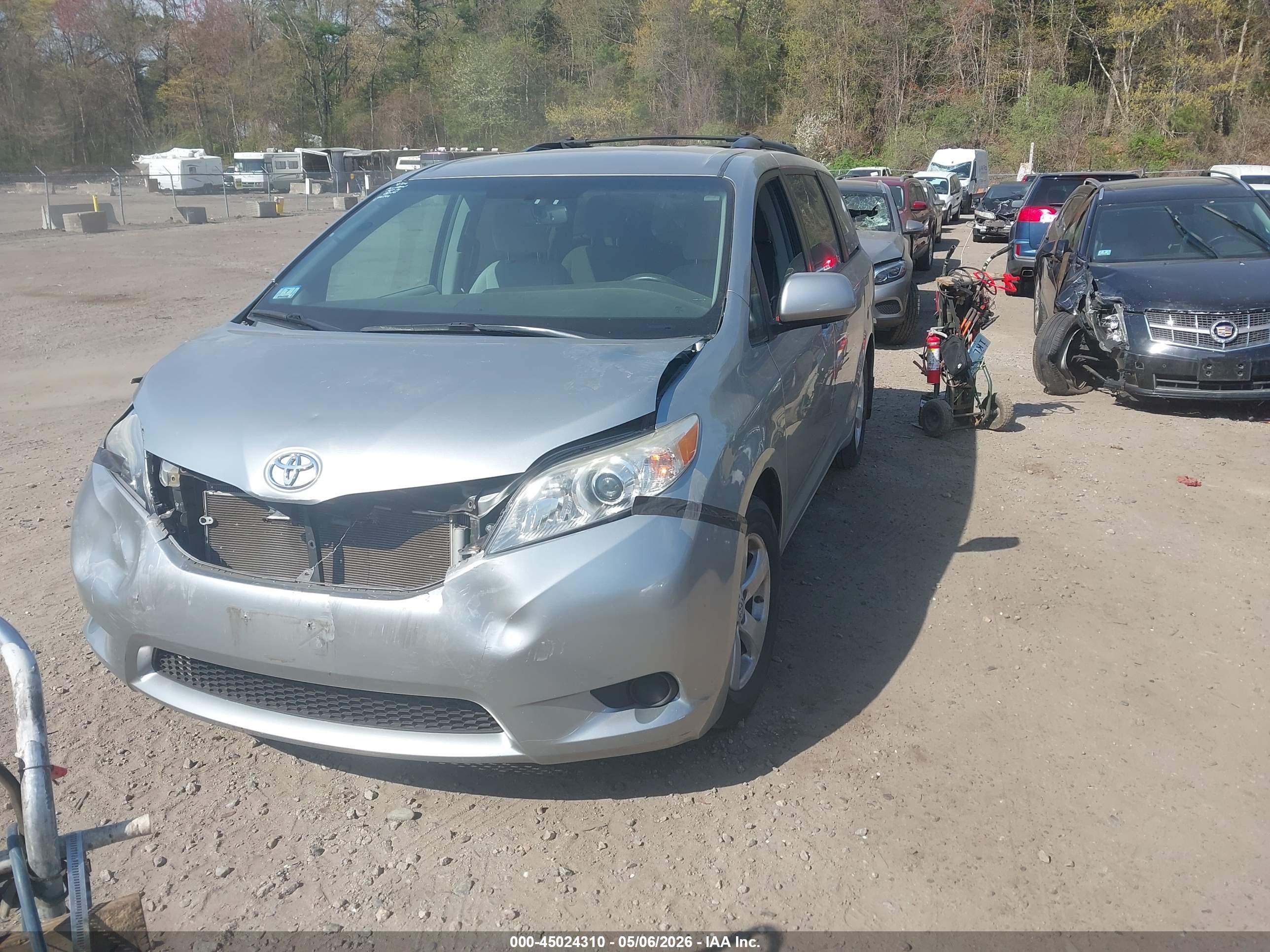 TOYOTA SIENNA image 2