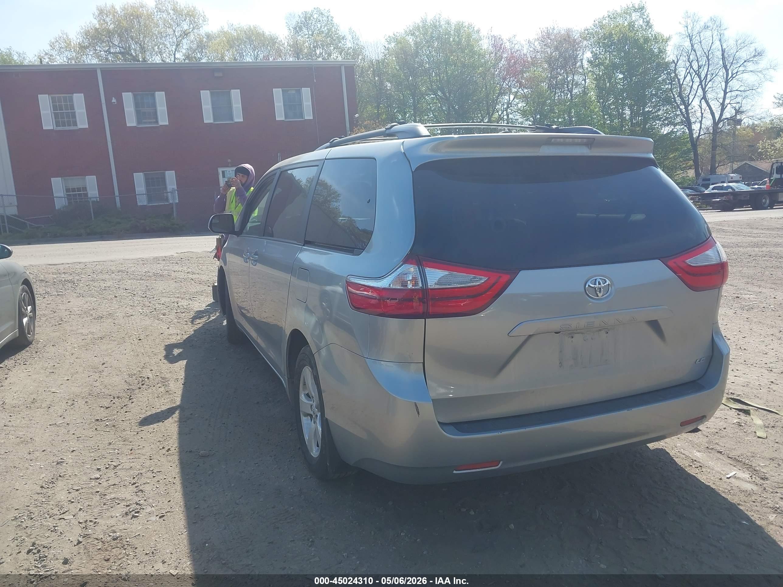 TOYOTA SIENNA image 3