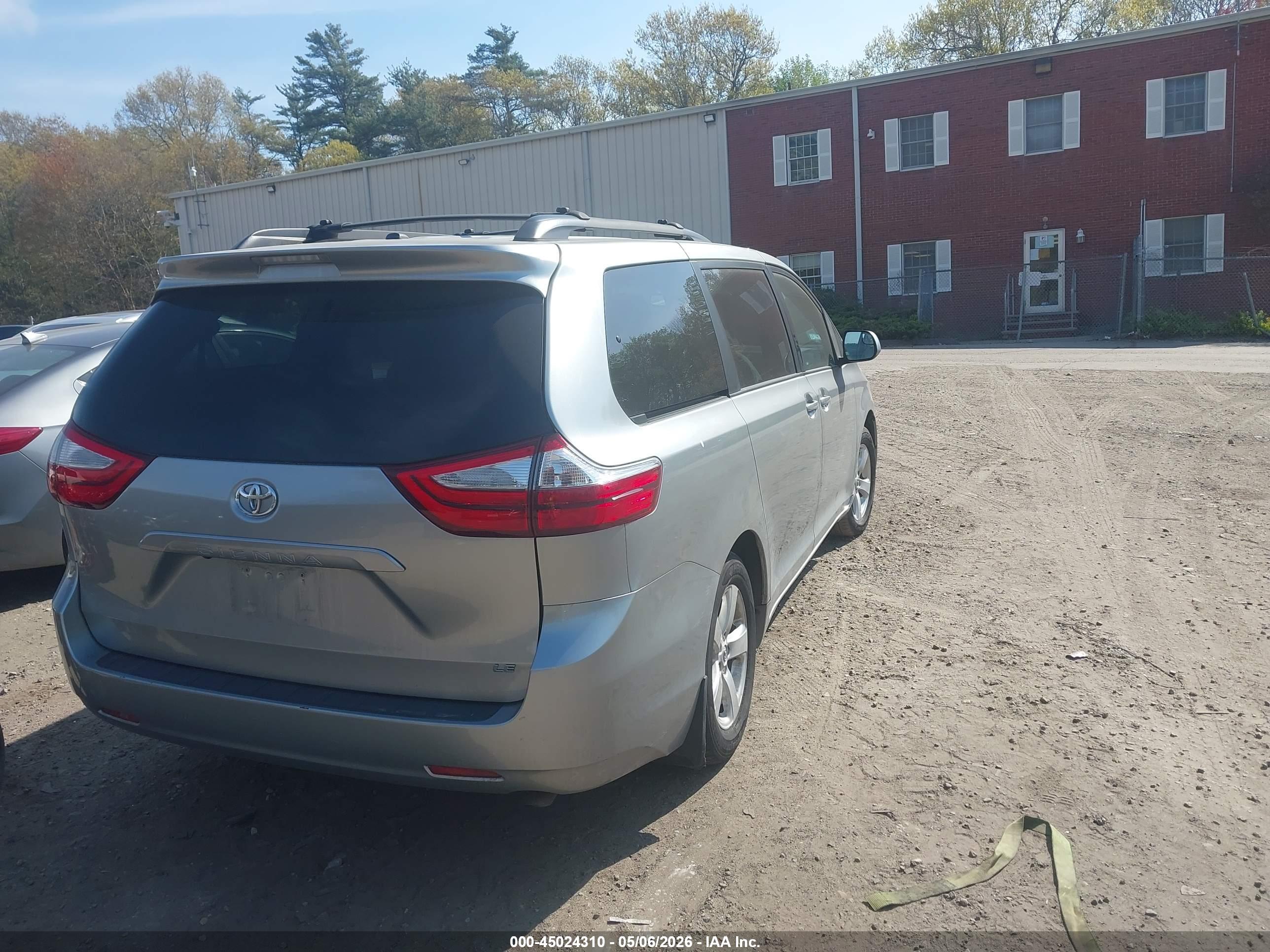 TOYOTA SIENNA image 4