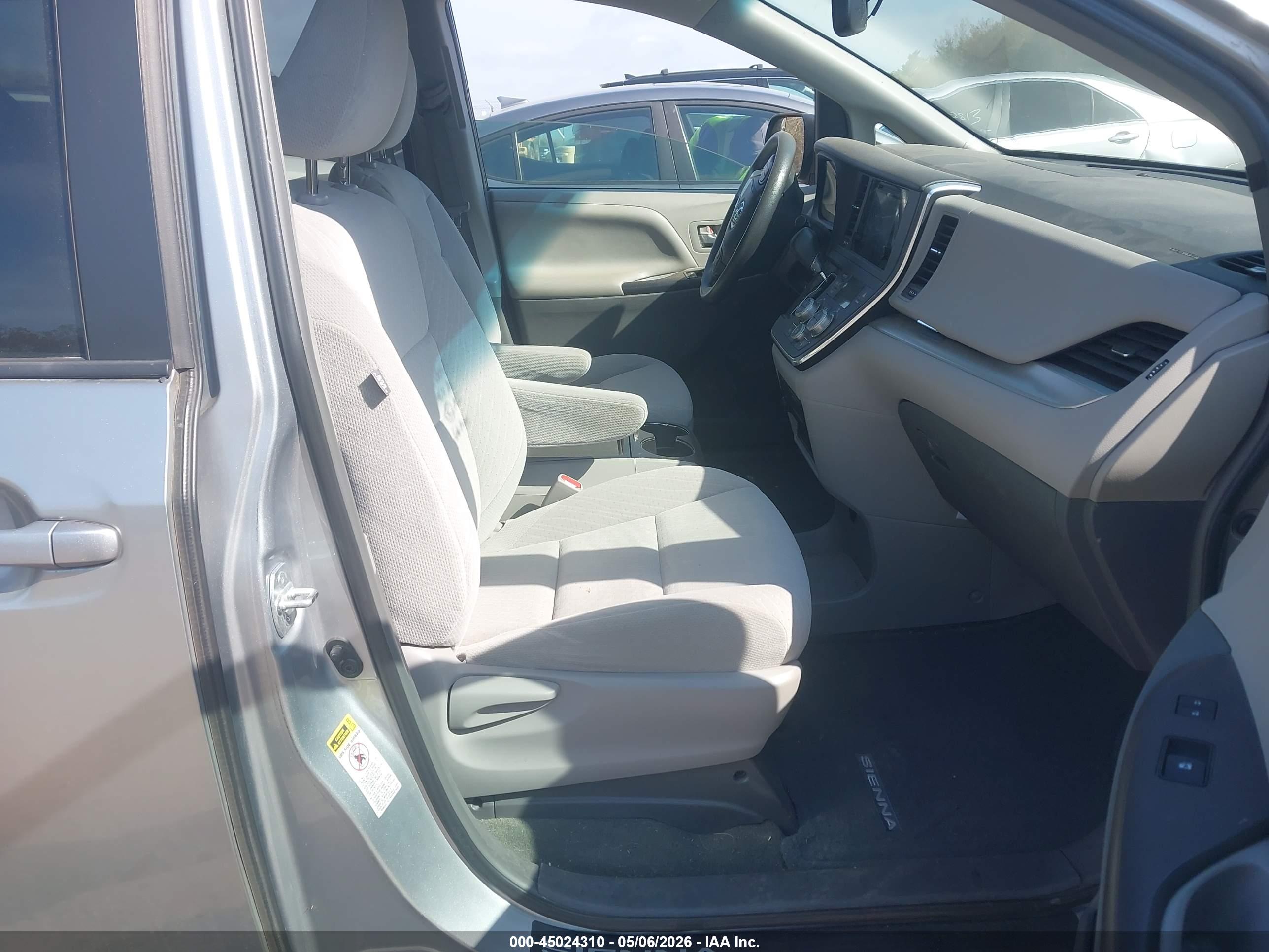 TOYOTA SIENNA image 5