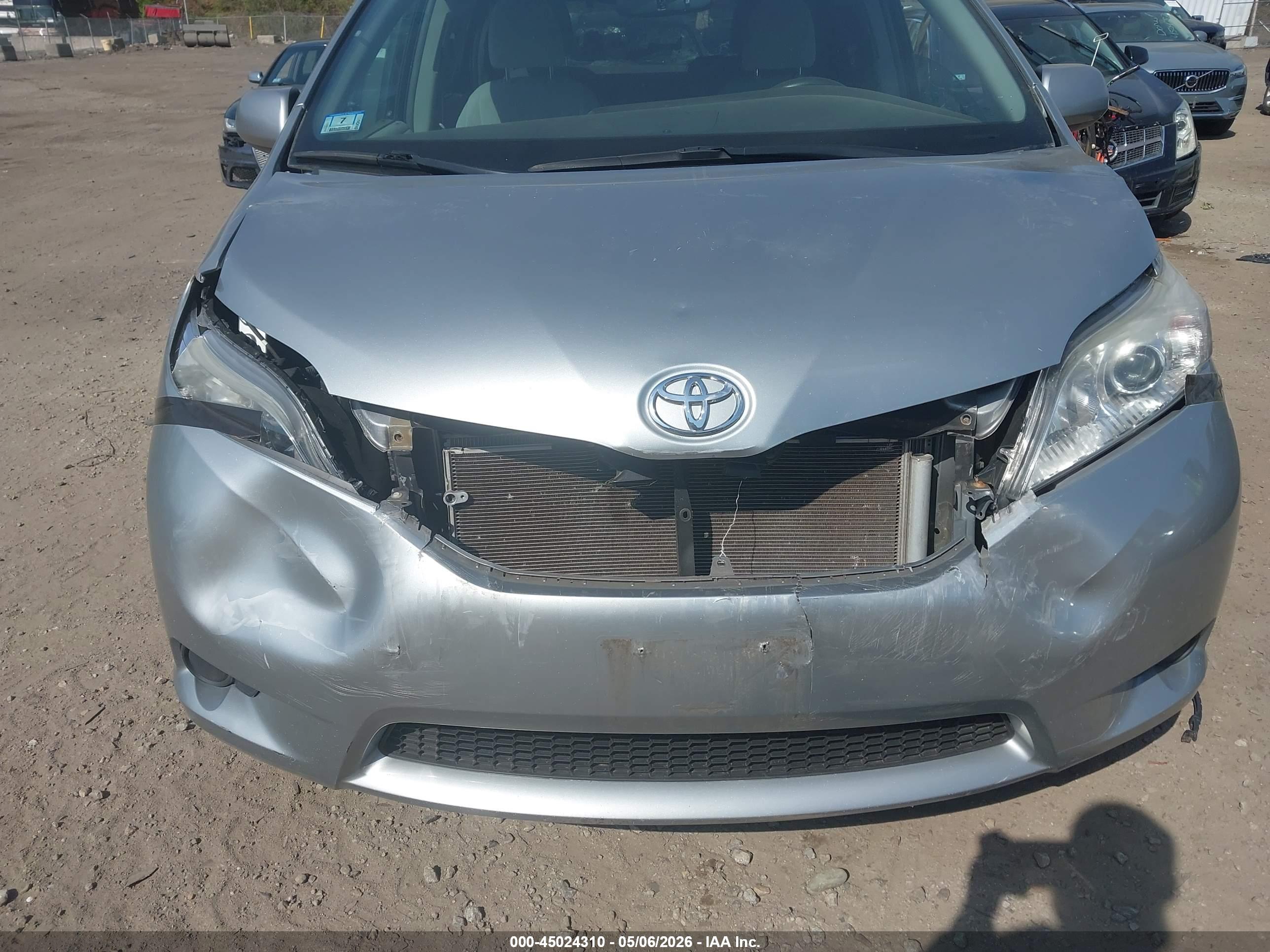 TOYOTA SIENNA image 6