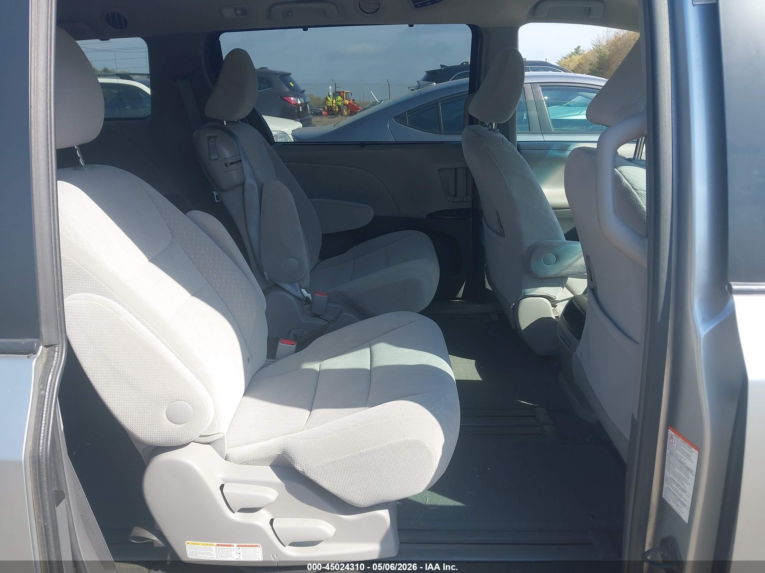 TOYOTA SIENNA image 8
