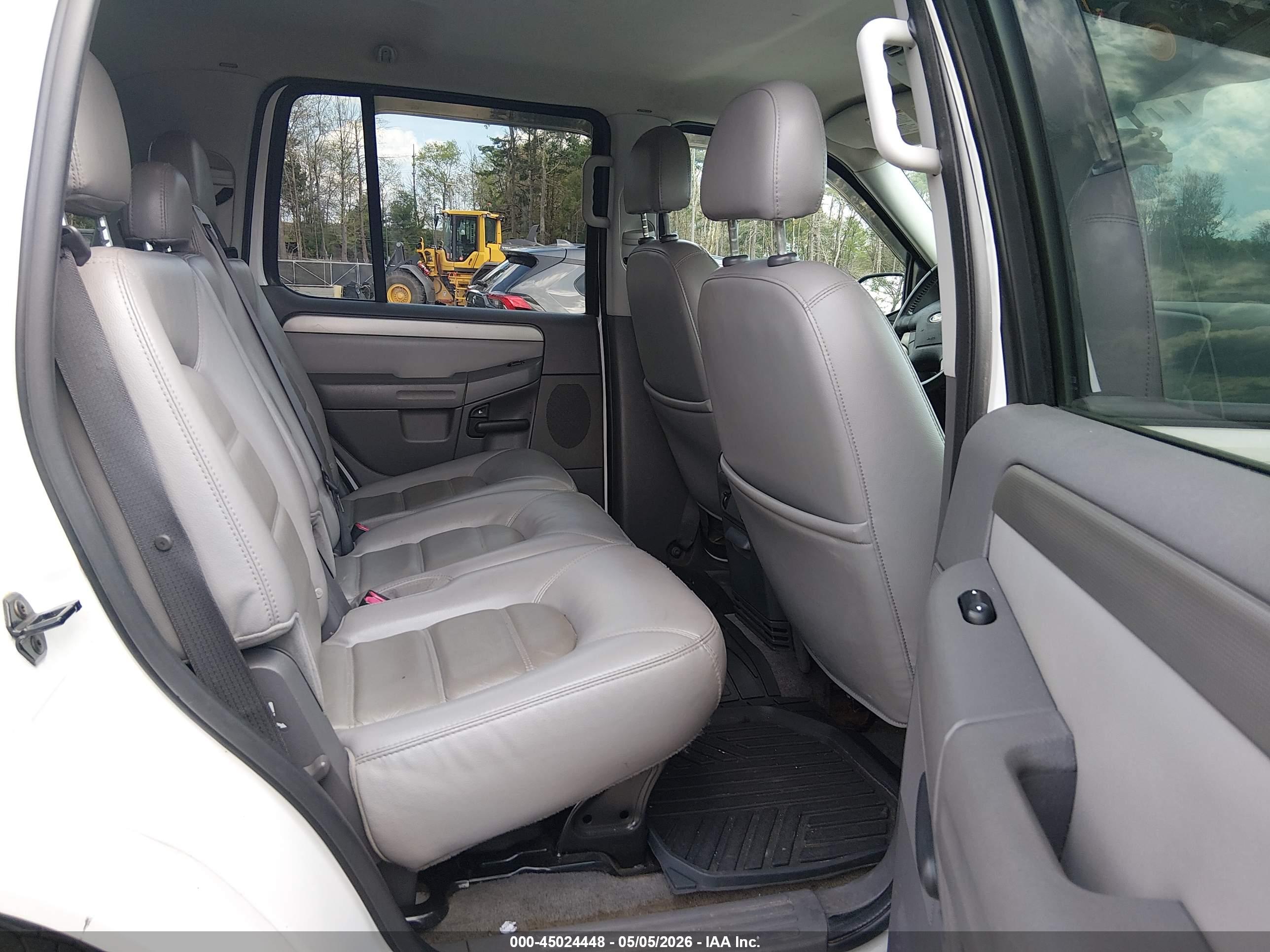FORD EXPLORER image 8