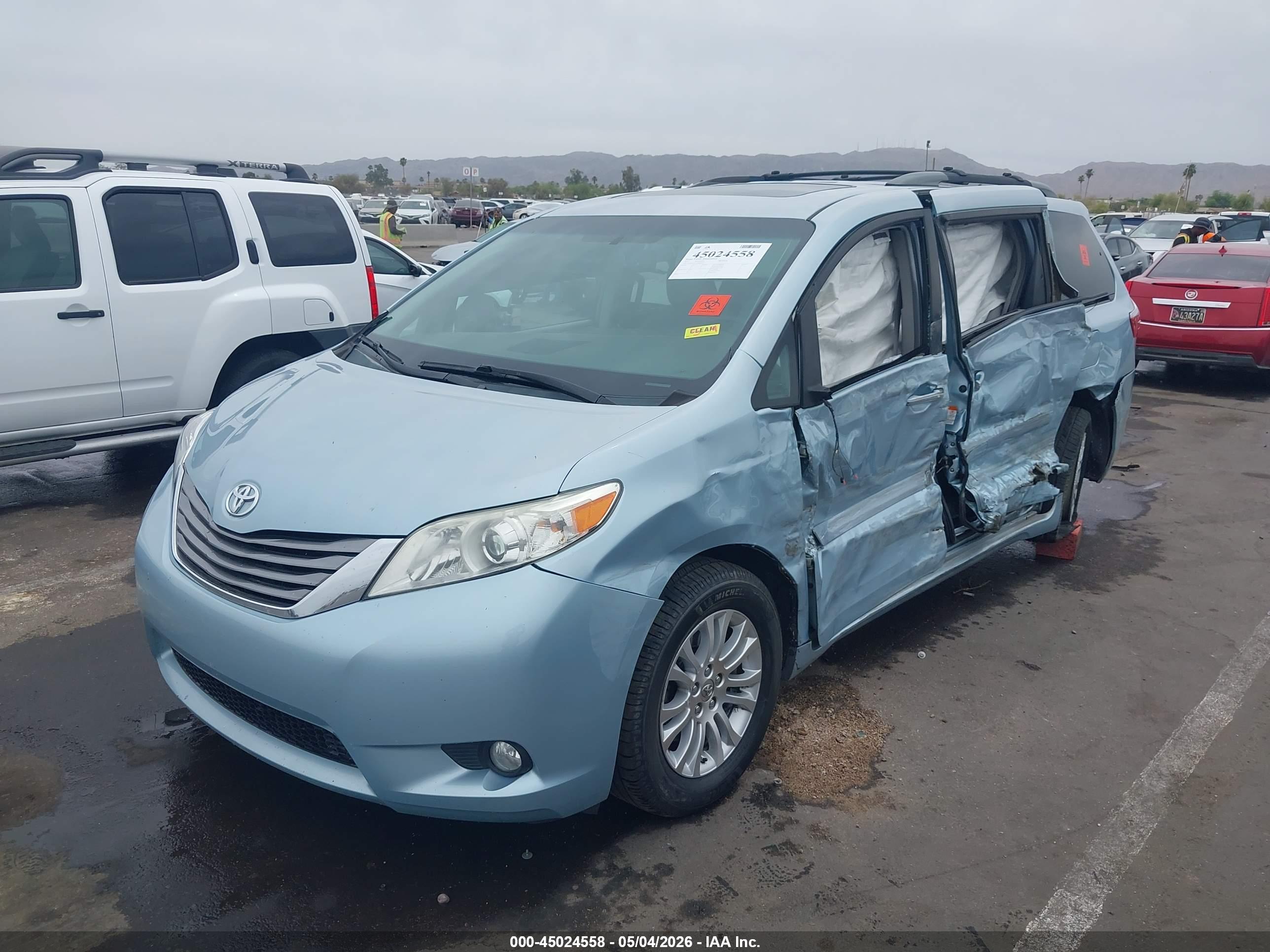 TOYOTA SIENNA image 2