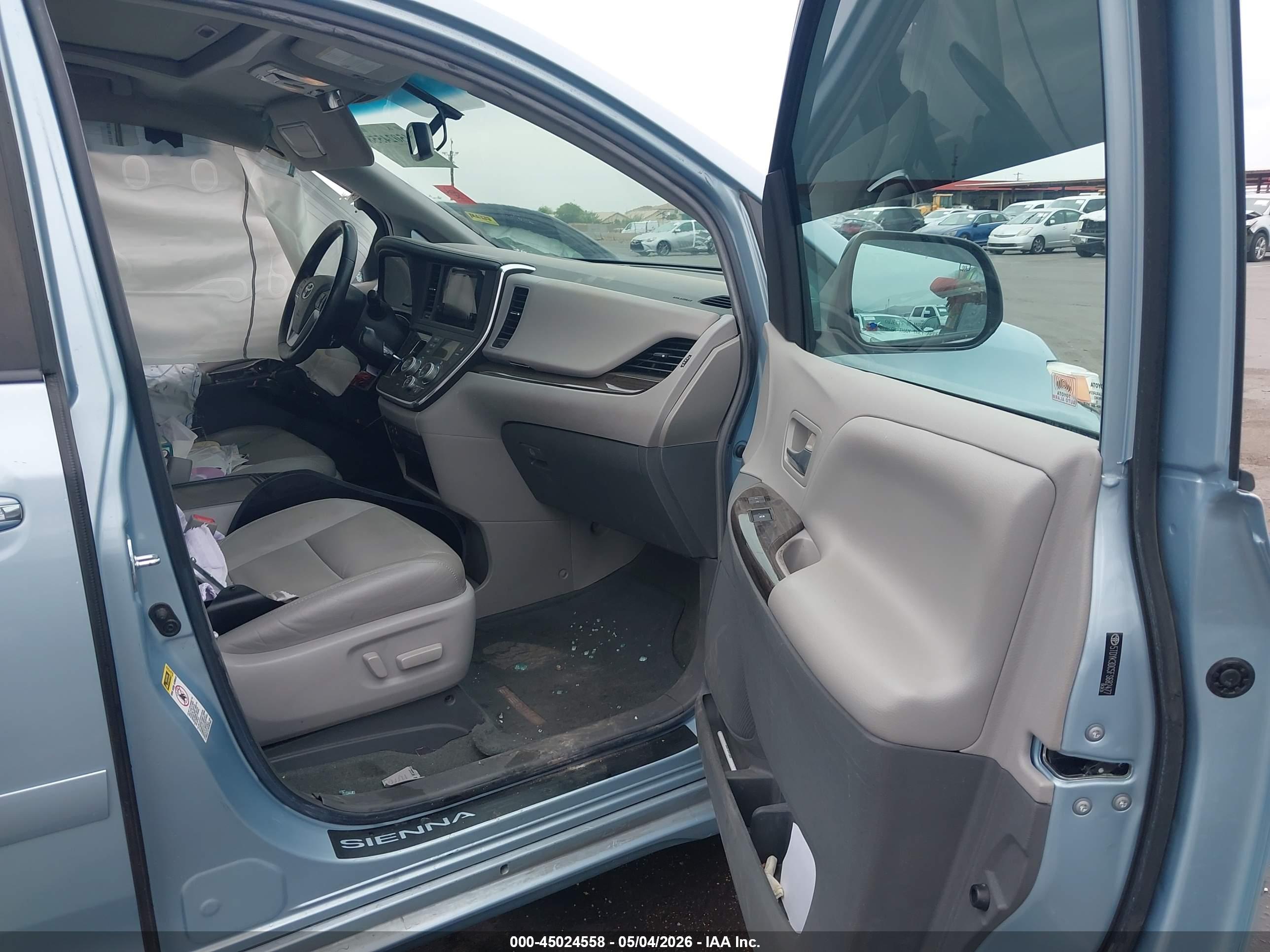 TOYOTA SIENNA image 5