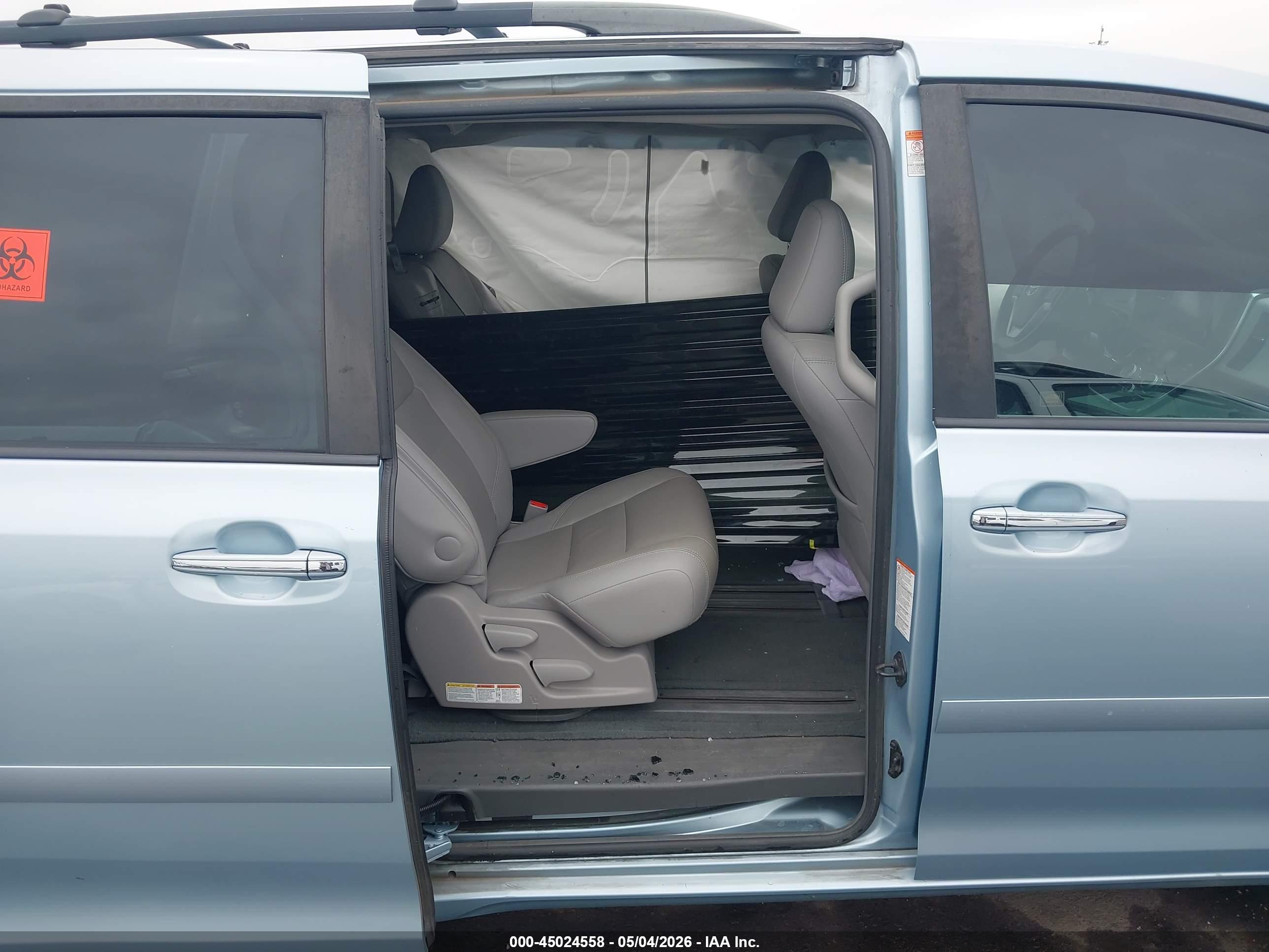 TOYOTA SIENNA image 8
