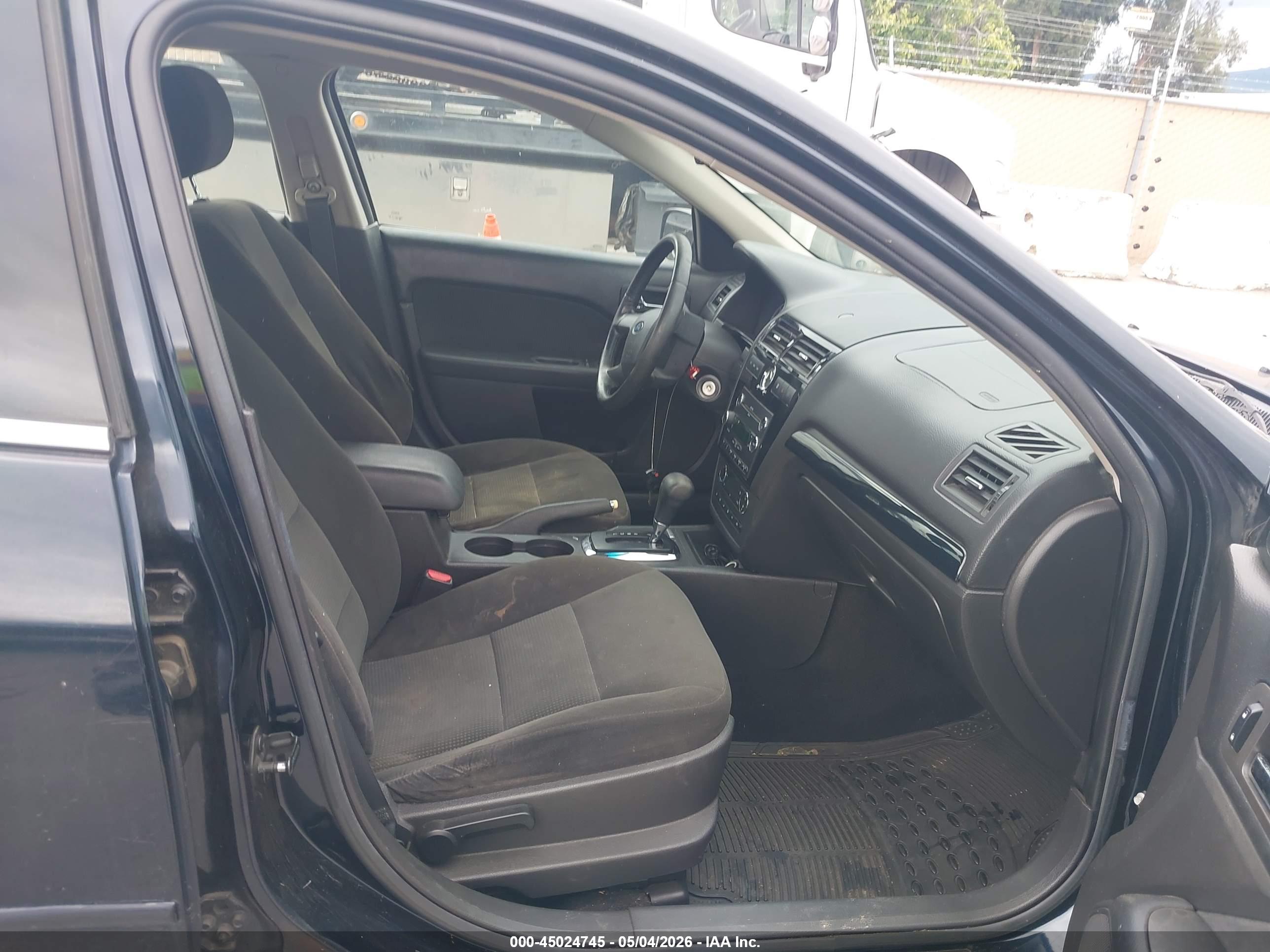 FORD FUSION image 5
