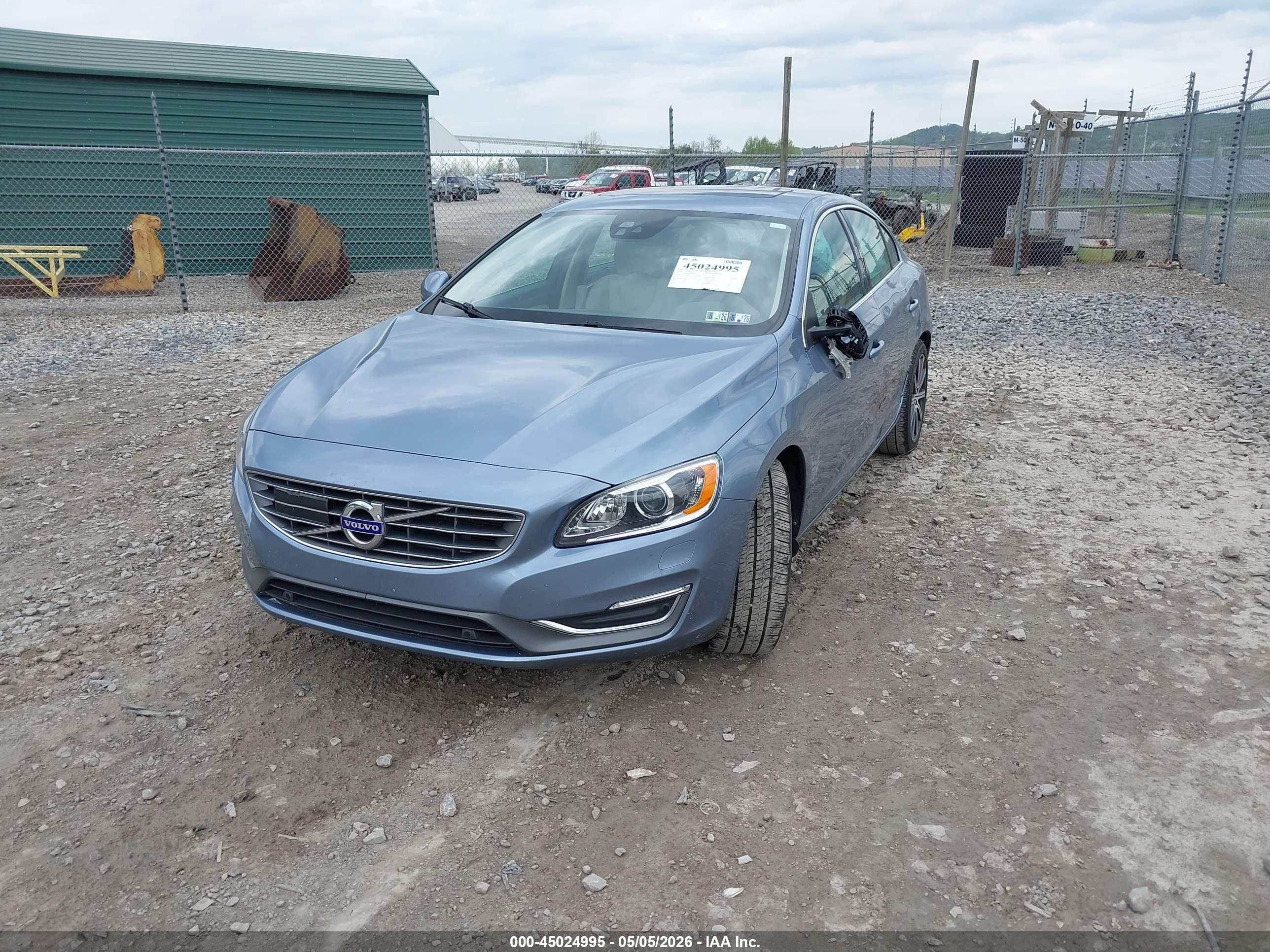 VOLVO S60 image 2