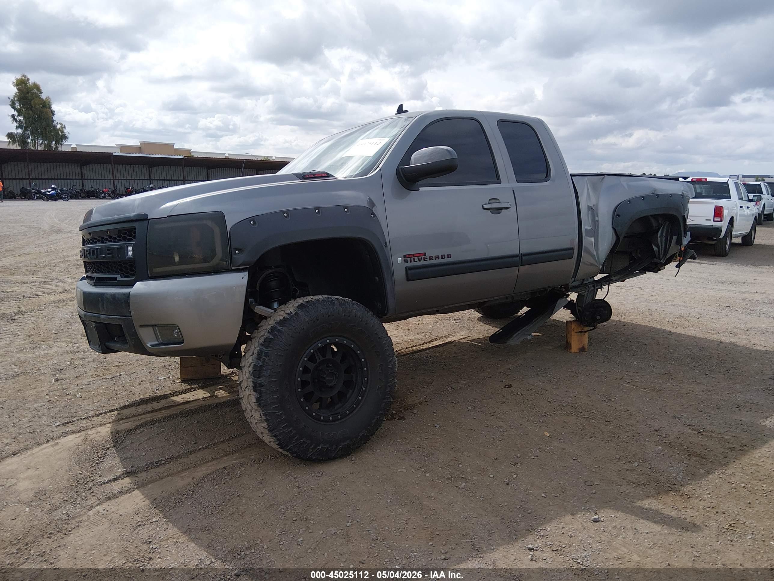 CHEVROLET SILVERADO image 2