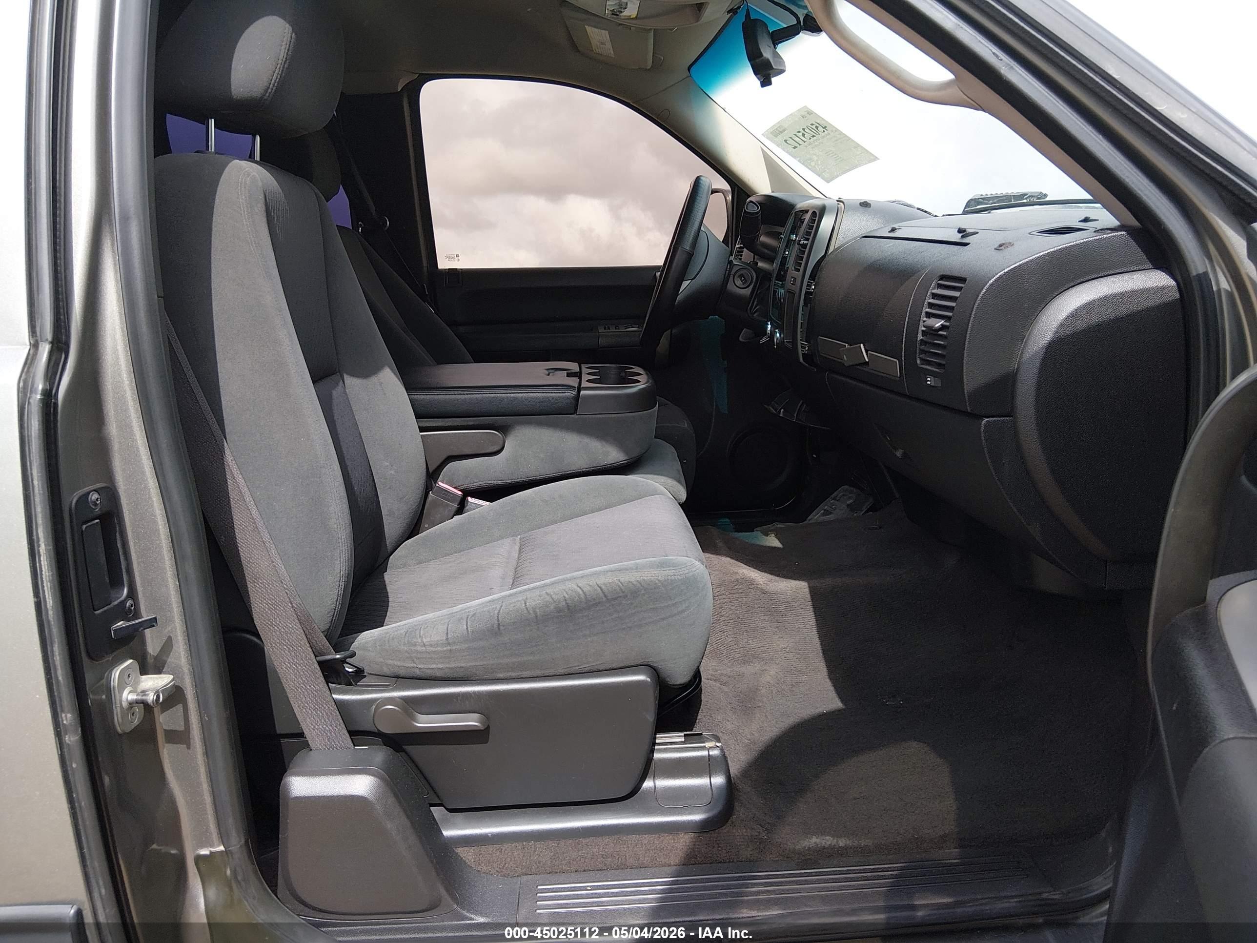 CHEVROLET SILVERADO image 5