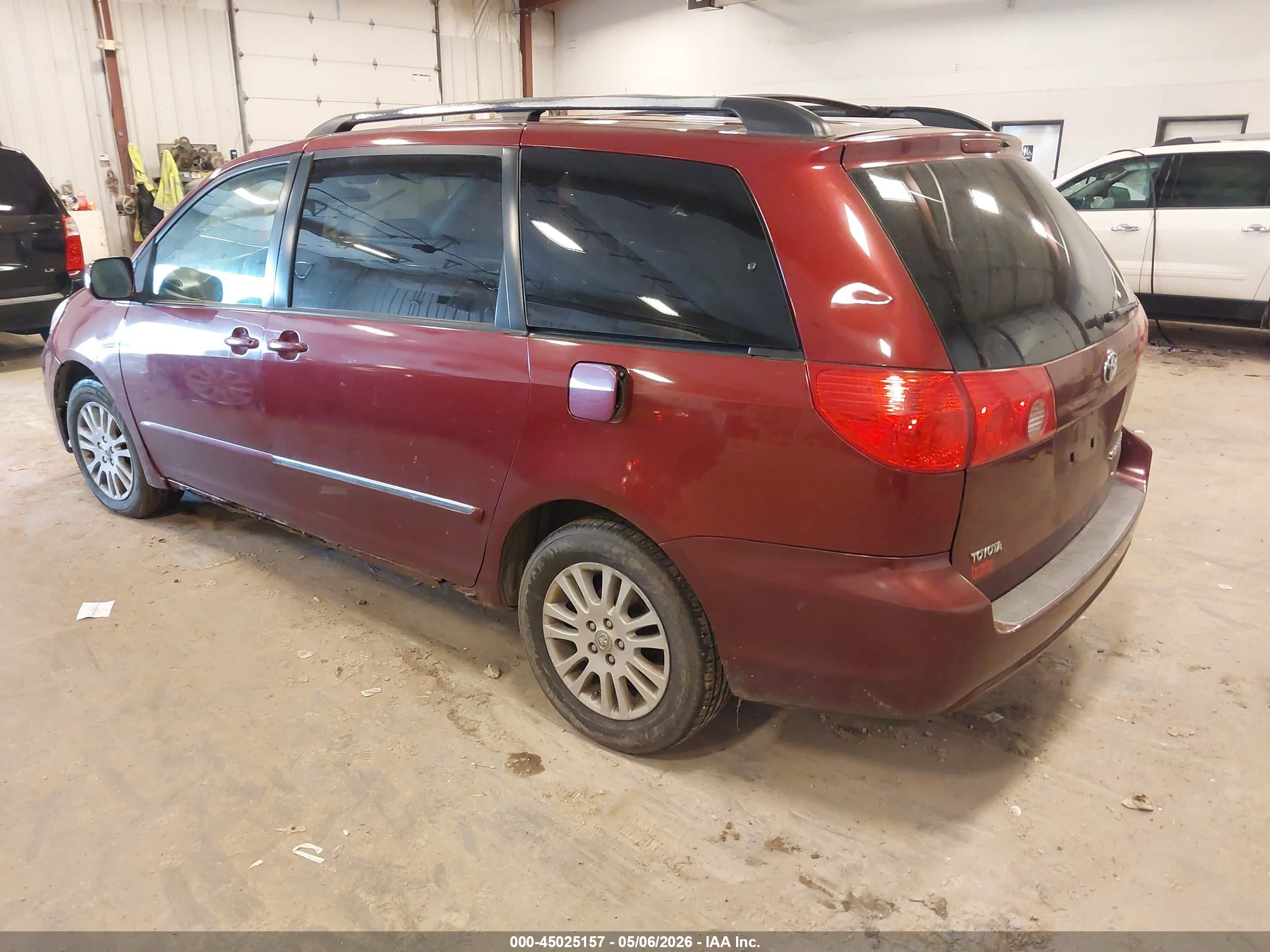 TOYOTA SIENNA image 3