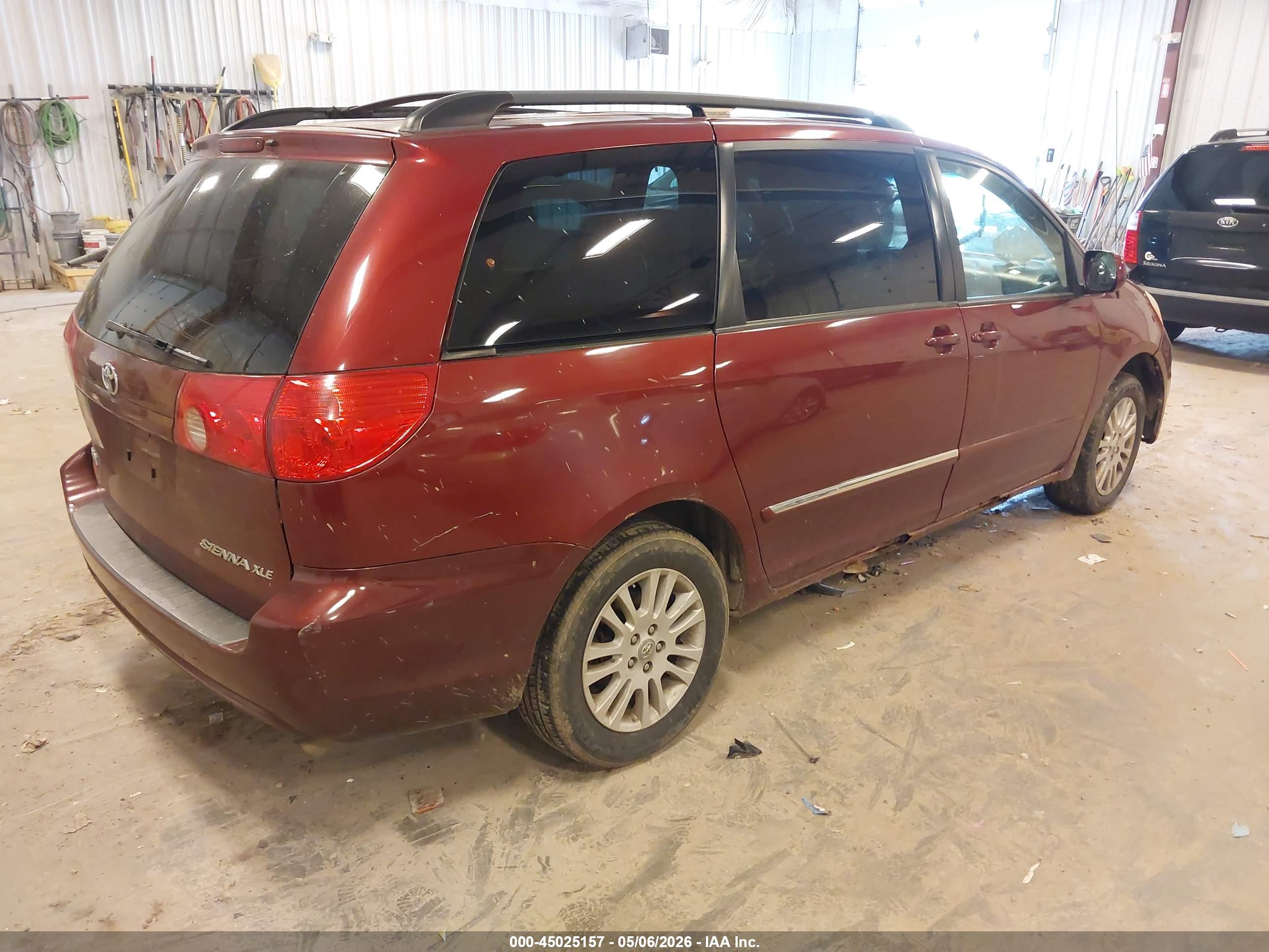 TOYOTA SIENNA image 4