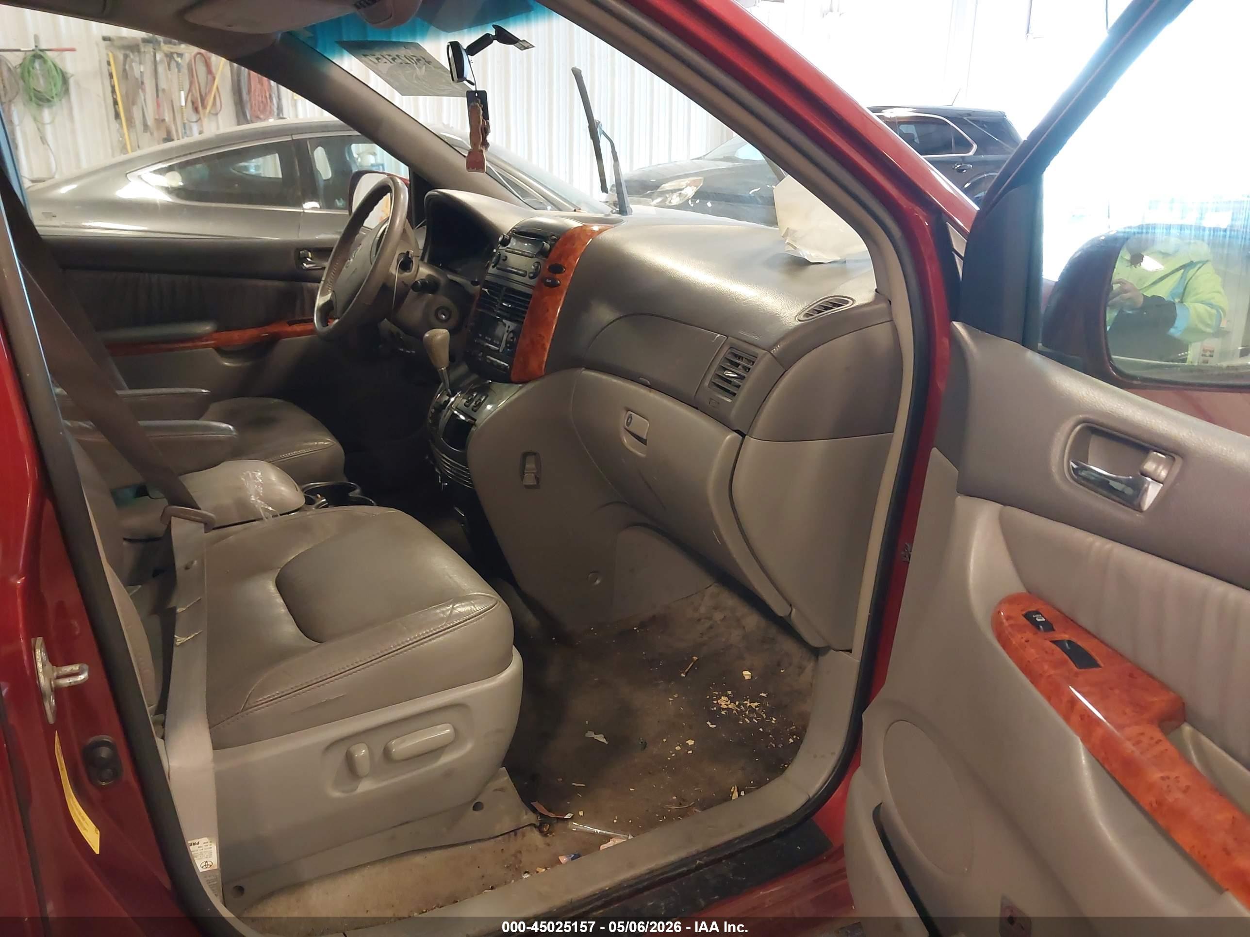 TOYOTA SIENNA image 5