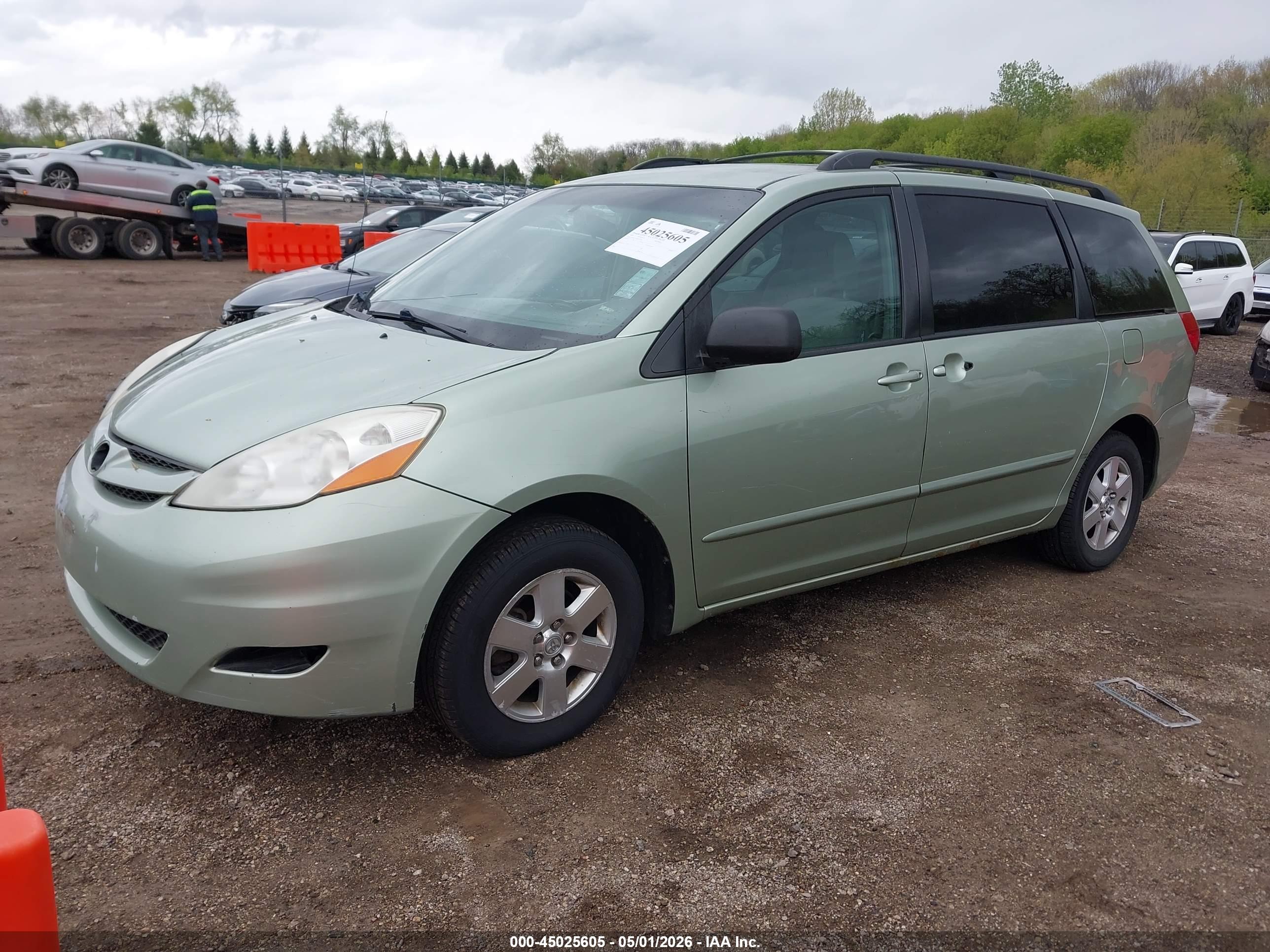 TOYOTA SIENNA image 2