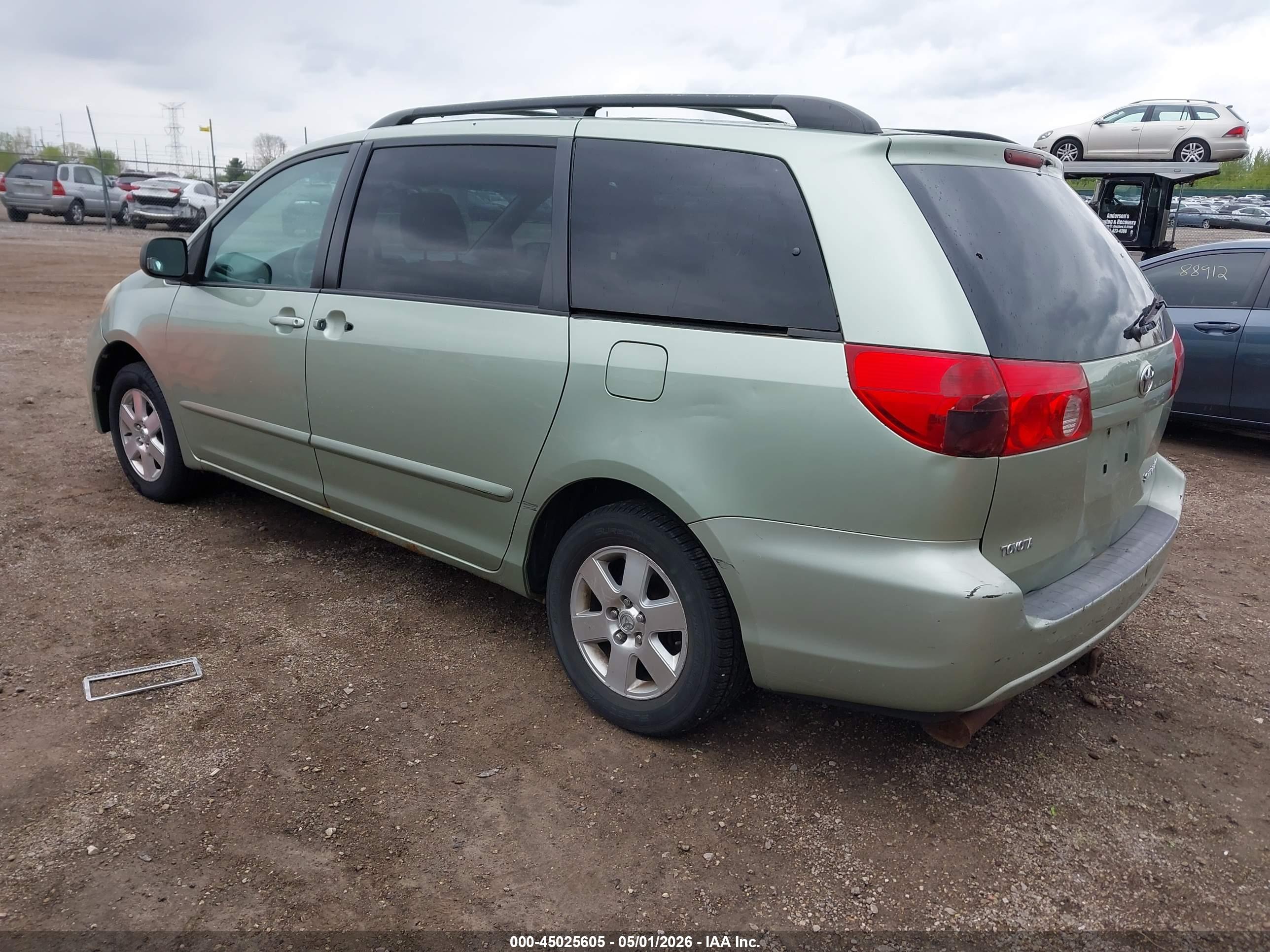 TOYOTA SIENNA image 3