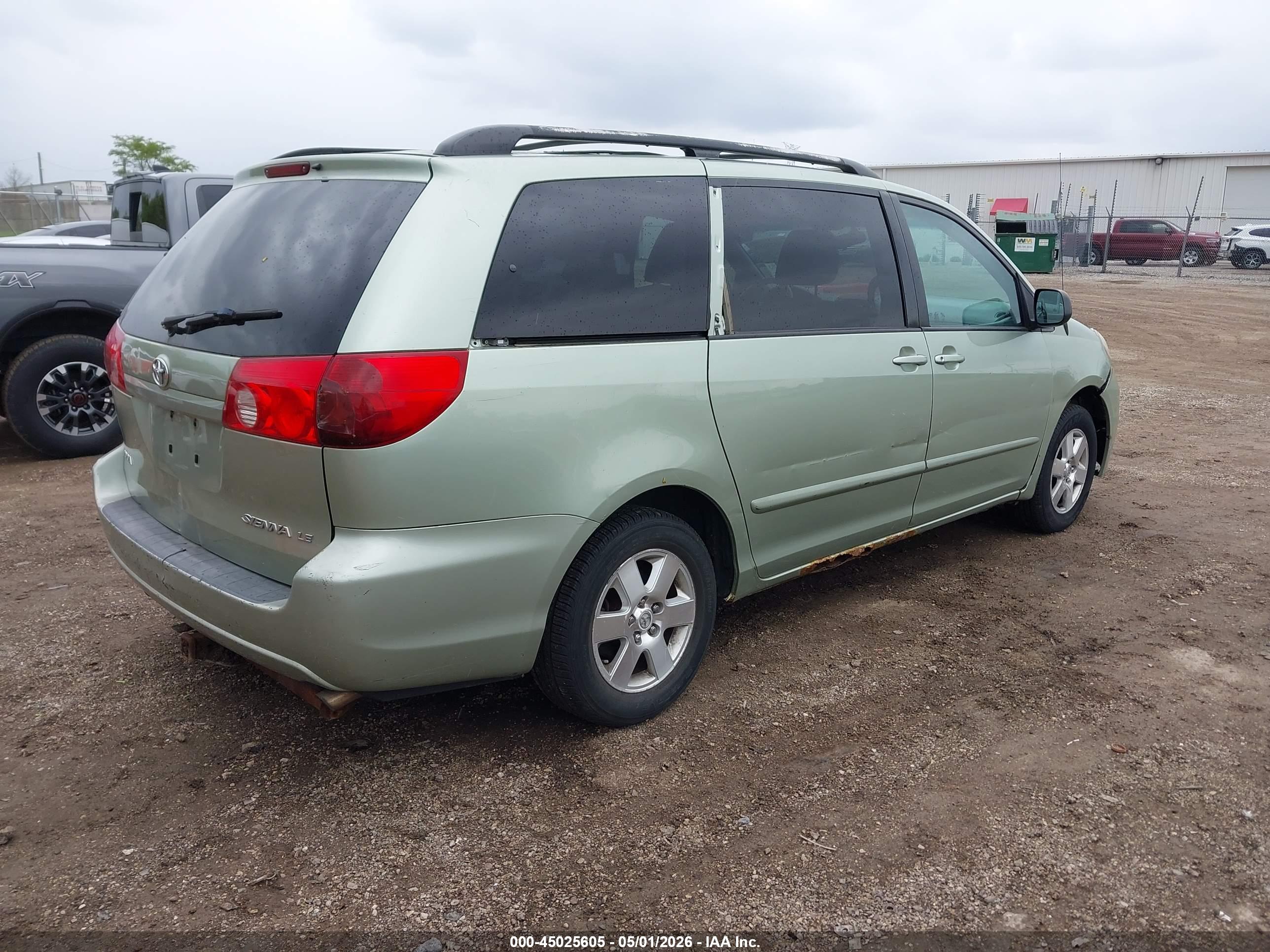 TOYOTA SIENNA image 4