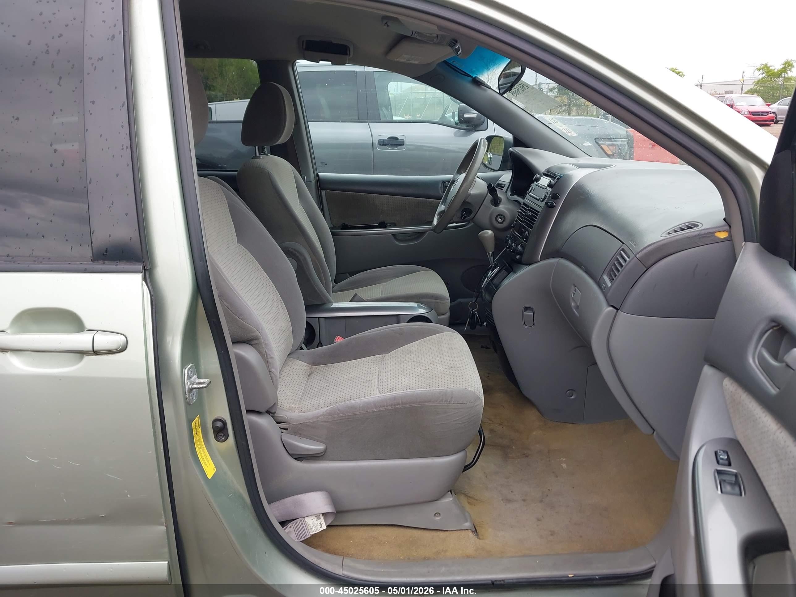 TOYOTA SIENNA image 5