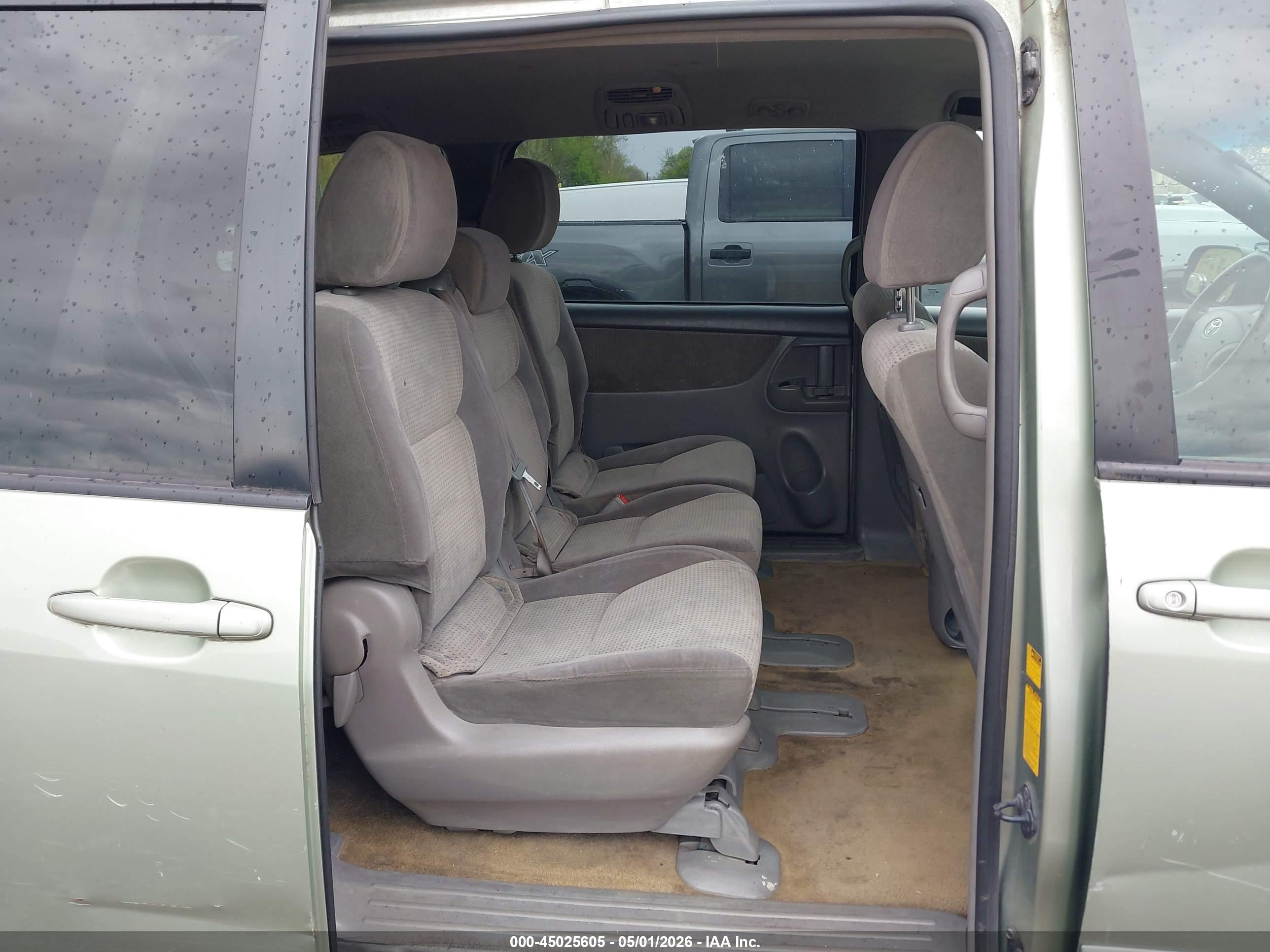 TOYOTA SIENNA image 8