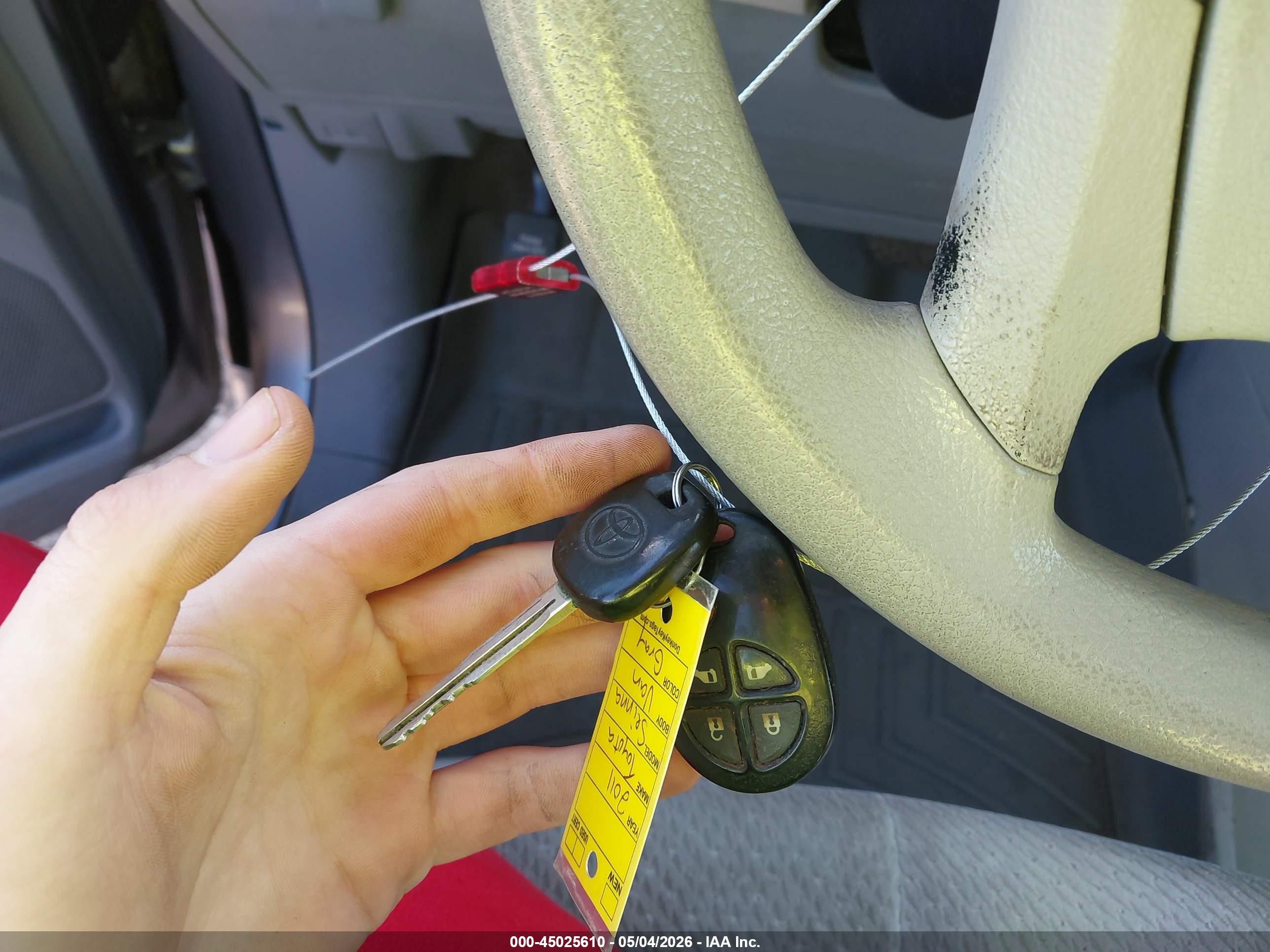 TOYOTA SIENNA image 11