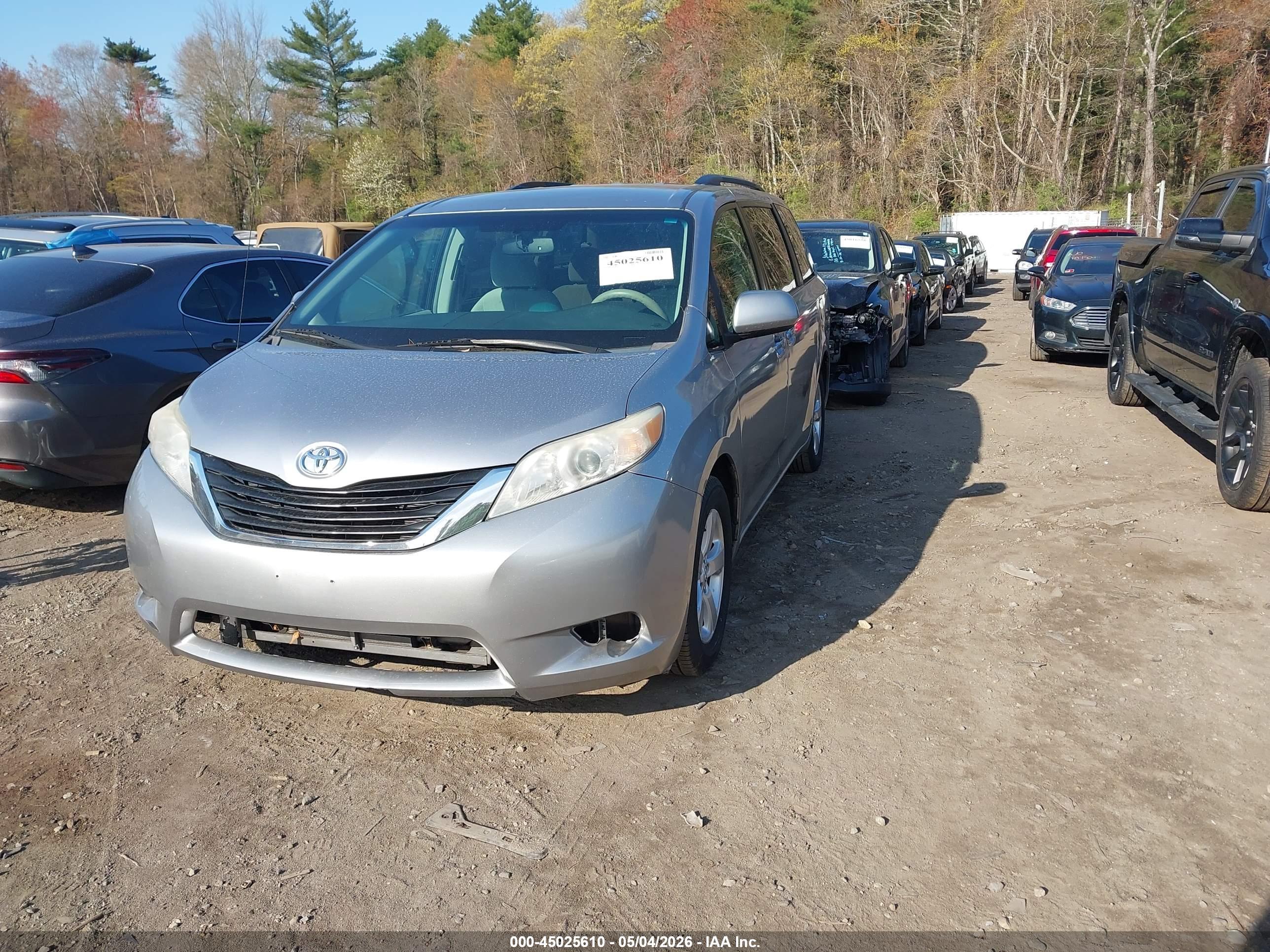 TOYOTA SIENNA image 2