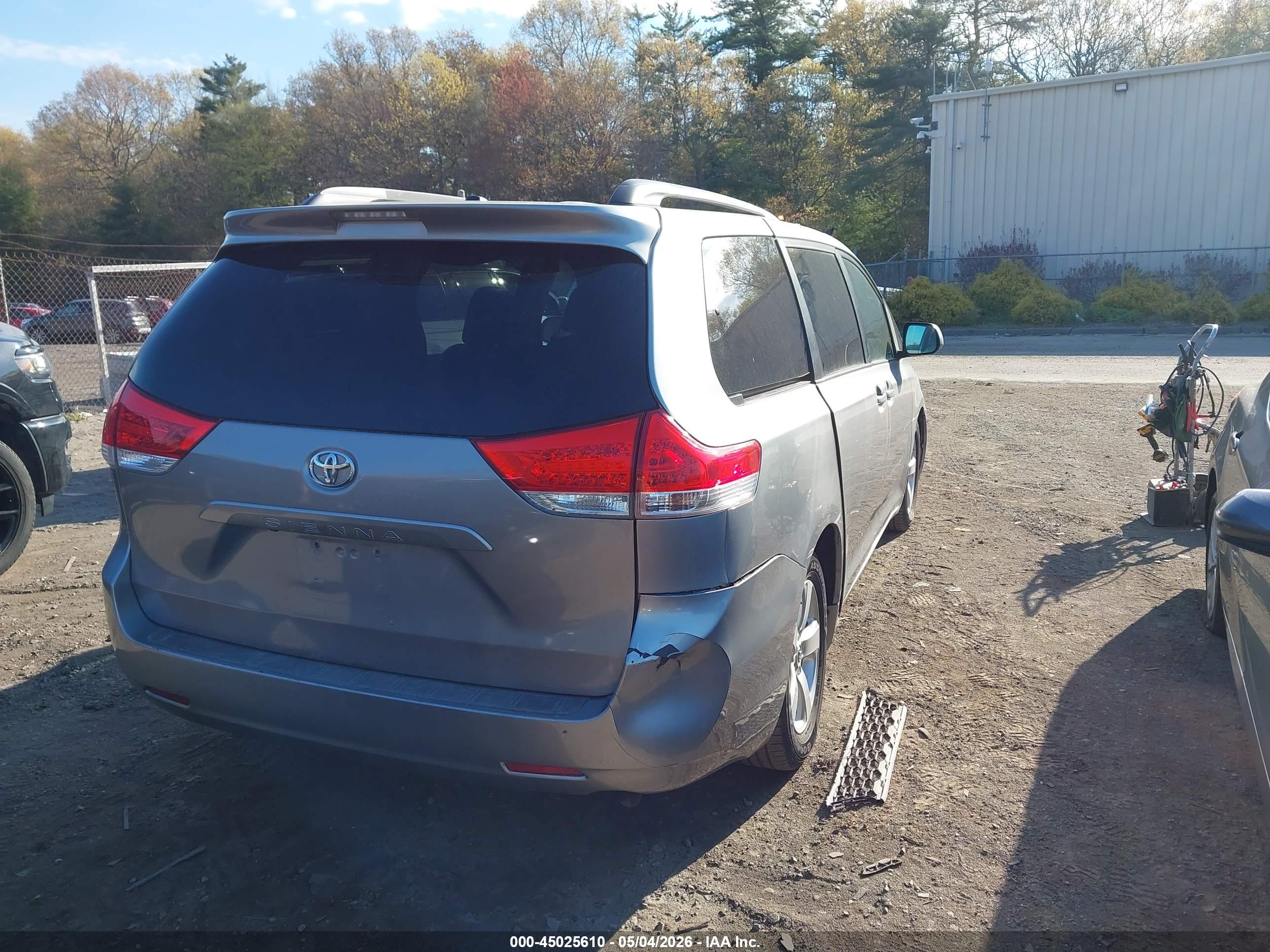 TOYOTA SIENNA image 4