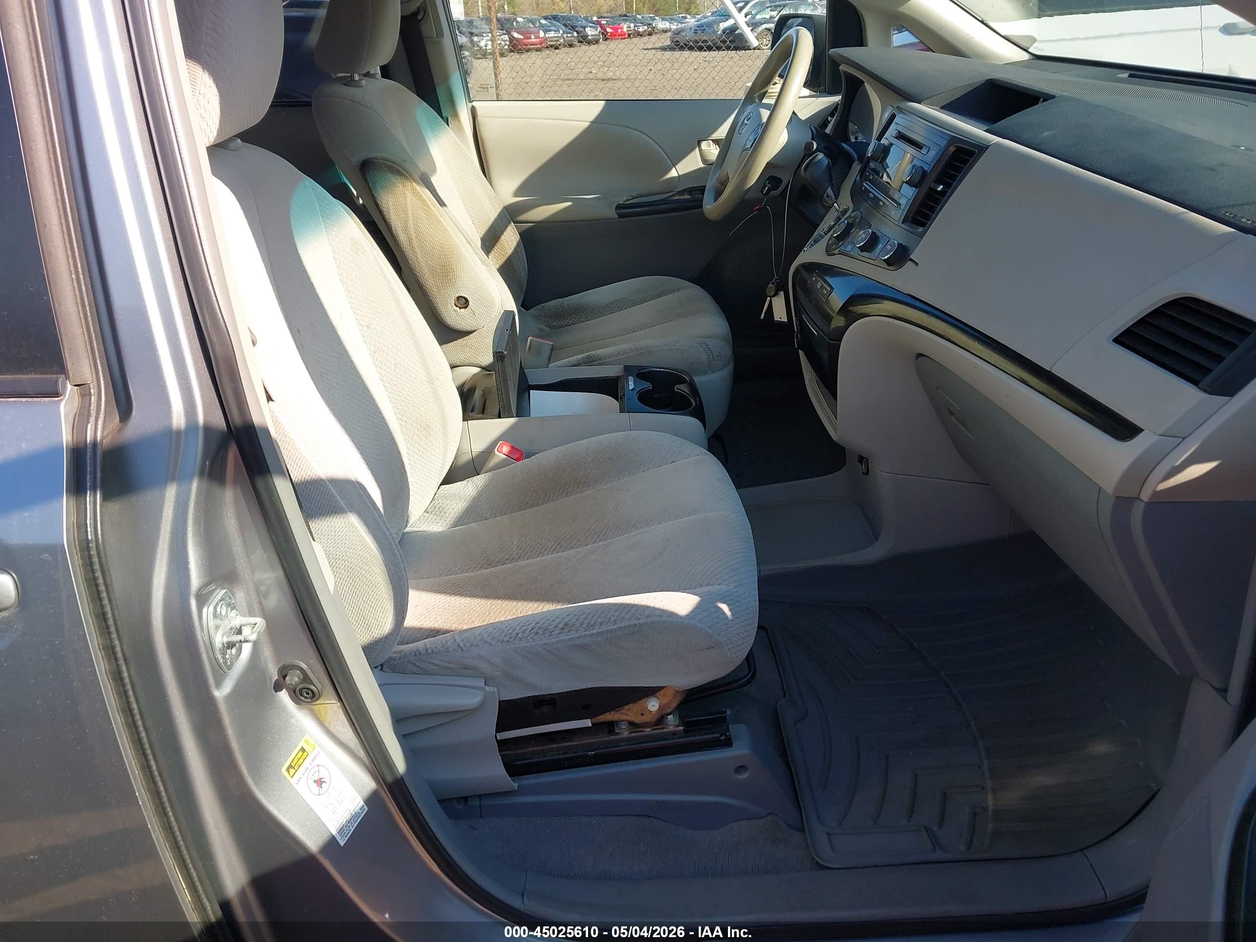 TOYOTA SIENNA image 5