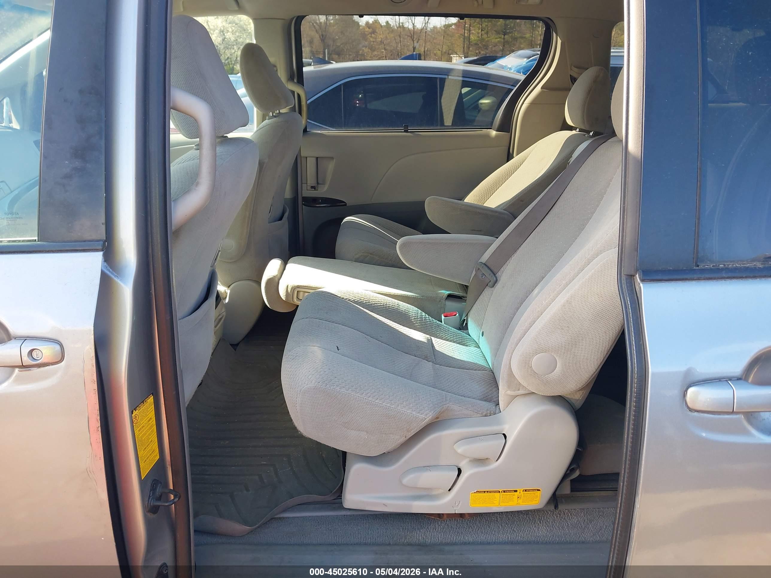 TOYOTA SIENNA image 8