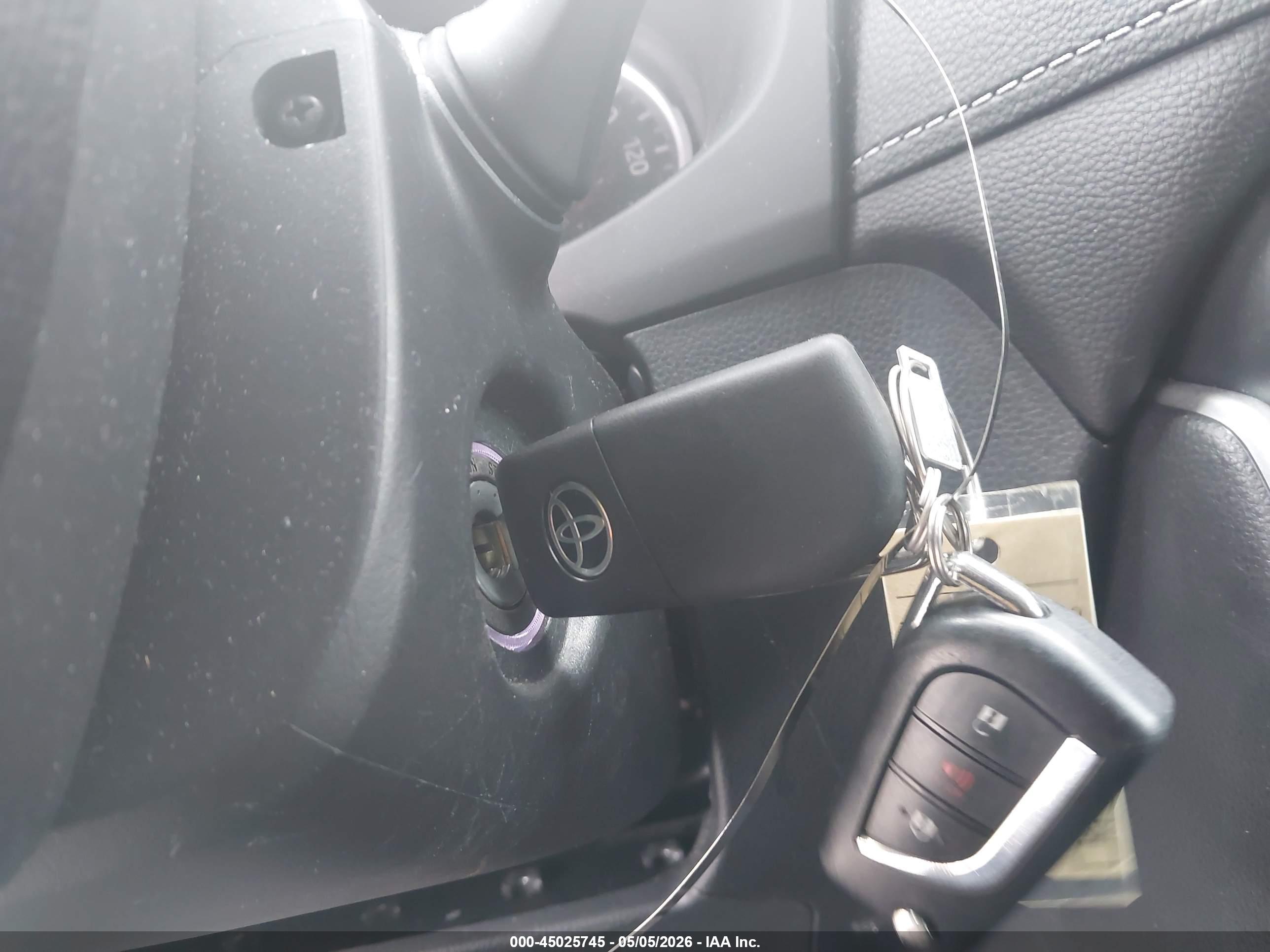 TOYOTA RAV4 image 11