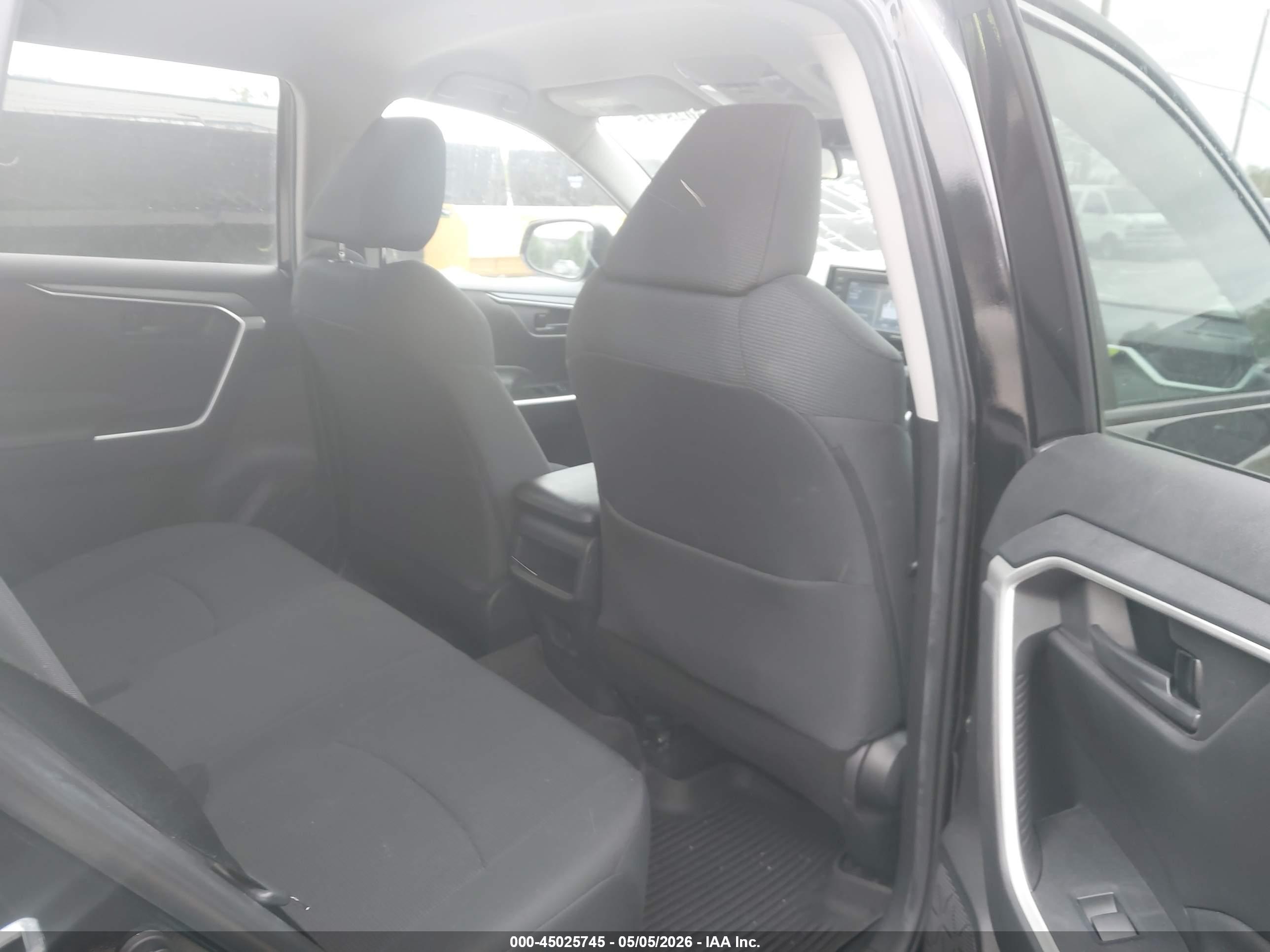 TOYOTA RAV4 image 8
