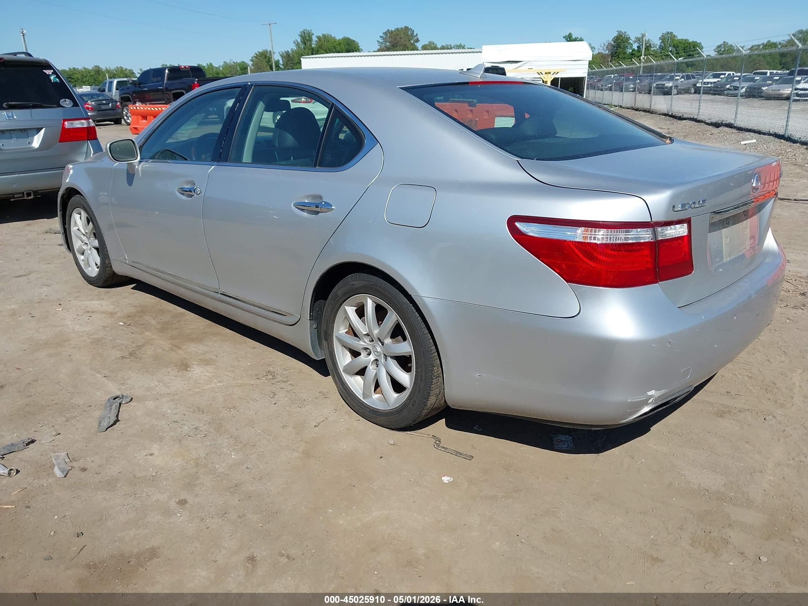 LEXUS LS image 3