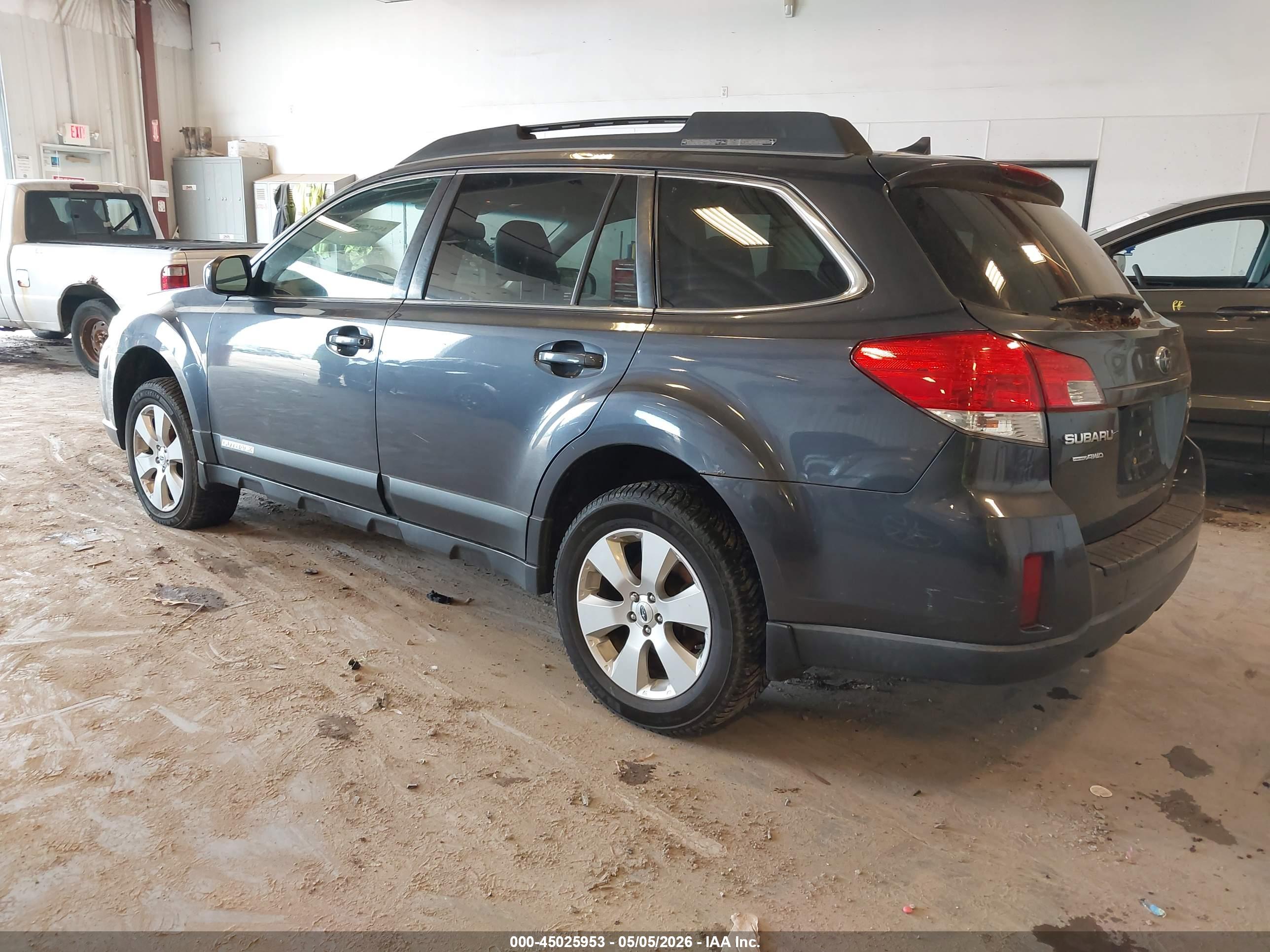 SUBARU OUTBACK image 3