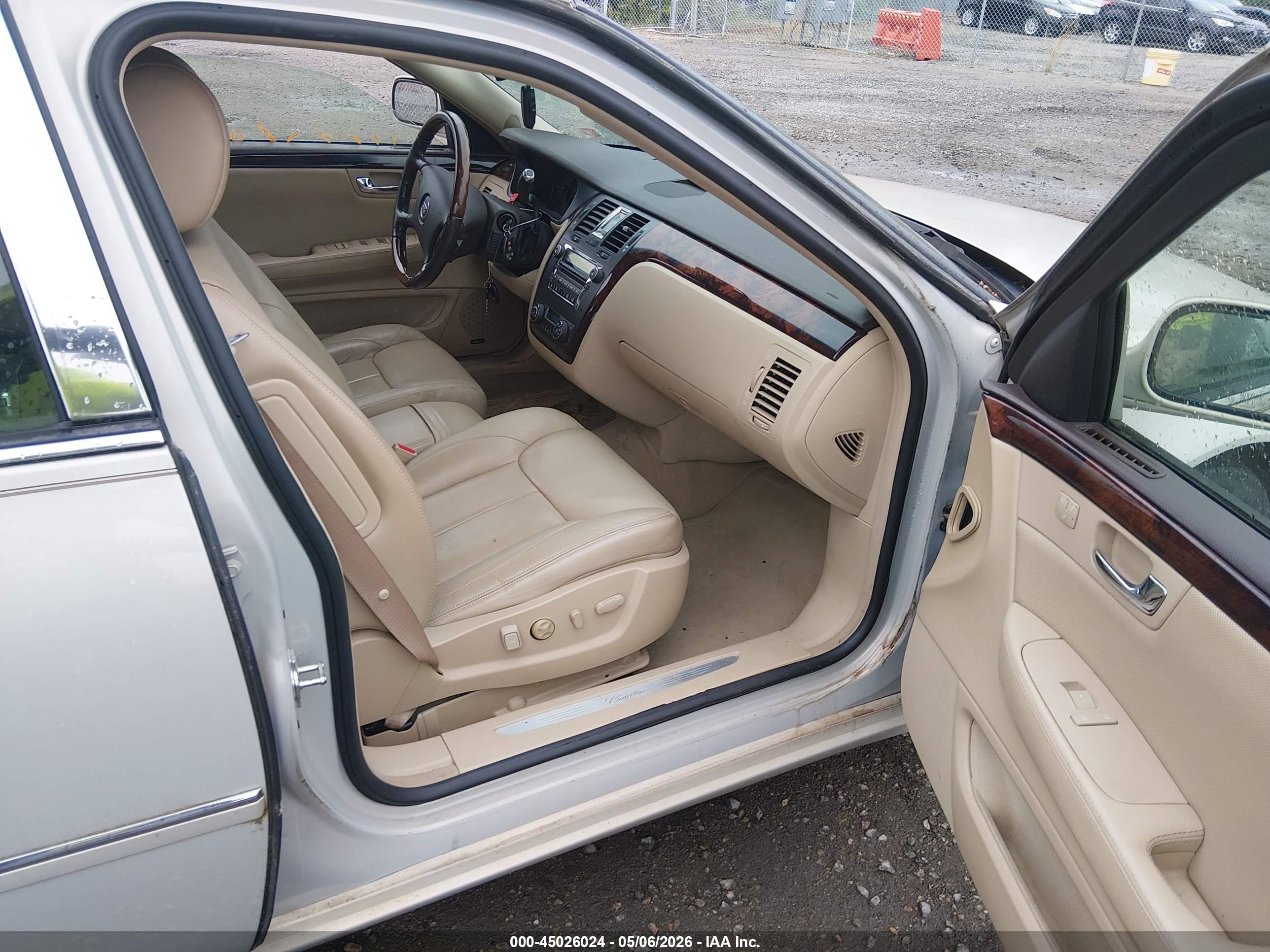 CADILLAC DTS image 5
